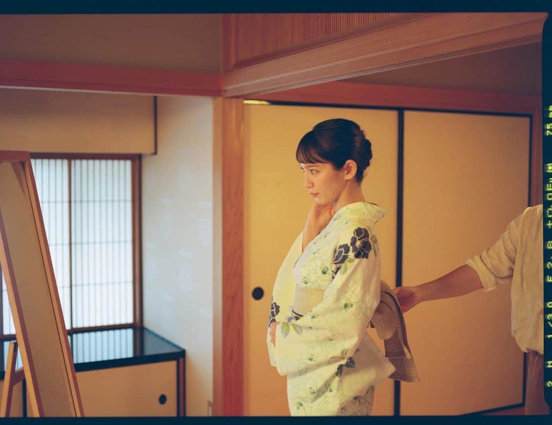 吉岡里帆さんのインスタグラム写真 - (吉岡里帆Instagram)「実は、先日新しく発表された 京都観光大使6名のうちの1人に任命して頂きました。  光・栄/  生まれ故郷の京都、改めて自分の目で見て感じた良いところを今後発信していけたらなと思っています。  限定版の写真集の方では 演劇、映画、書道に触れたルーツの場所やよく行っていた洋食屋さん、定番の遊び場所など京都凱旋の旅をしているのでぜひ手に入れて見てみて下さい。 色々な場所で撮影してきた1年弱ですが、 京都旅の大辻さんの写真が私は個人的にお気に入りです。 フィルムと思い出感が相まって特別なページになりました。  @photsuji  @maruko_maki  @sawakoyuri  @magazinehouse_books   #京都観光大使　#故郷 #旅　#限定版写真集 #マガジンハウス」10月9日 21時46分 - riho_yoshioka