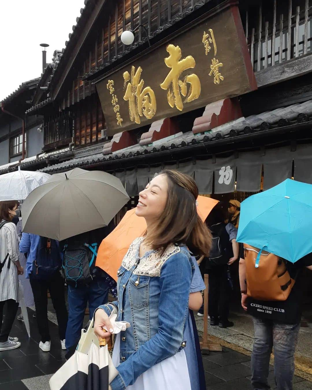 黒坂真美さんのインスタグラム写真 - (黒坂真美Instagram)「あー赤福食べたい。。  できたての 赤福餅を 食べたくて 伊勢の赤福本店まで 行きました。  雨でも やっぱり 凄く並んでるのね～～ 食べられなかった。 黒坂考えが浅はかでした！ 出直します🤎  あー赤福食べたい。。  #黒坂真美 #kurosakamami #赤福 #赤福本店 #赤福餅 #伊勢 #伊勢神宮 #三重県 #japan #🇯🇵 #😋 ２枚目のお写真お借りしました。」10月9日 22時37分 - mamikurosaka_official