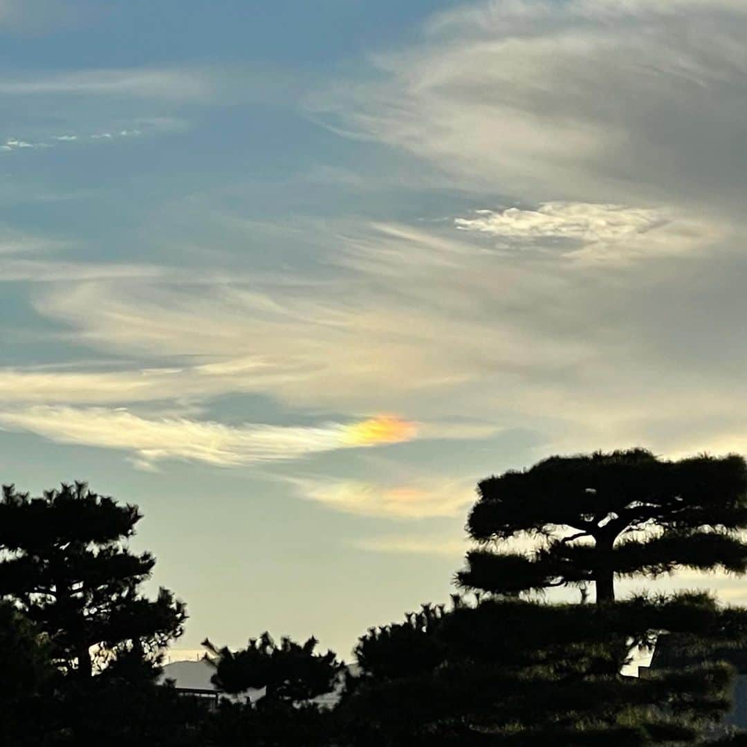 吉井明子さんのインスタグラム写真 - (吉井明子Instagram)「𓍯𓍯𓍯  京都の旅と空の記録。 夕焼けに見とれていたら幻日（げんじつ）に遭遇。 「幻日」とは太陽の横で、薄雲が虹色に輝く現象です。太陽高度が低い時に現れやすく、朝日や夕日の両脇によく見られます。 太陽はちょうど二条城の向こう側に（位置関係は2枚目にあります）。 　  2022年9月21日  #幻日 #太陽の横 #虹色 #🌈 #二条城 #京都 #kyoto #japan #京都旅 #travel #travelphotography #trip #空 #sky #明さんぽ #気象予報士 #気象キャスター #weatherforecaster #기상캐스터　#氣象主播 #吉井明子」10月9日 23時58分 - akiko_yoshii_sunny_rain