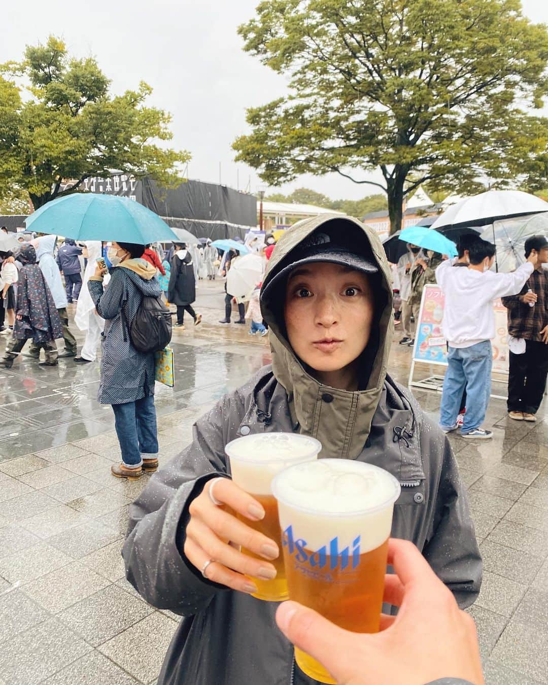 高山都さんのインスタグラム写真 - (高山都Instagram)「ザザ降りの京都でLIVEを観てきました。  昨日は #京都音博2022 へ。  ものすごい雨に怯んでしまい、すこしゆっくりめのスタートで参加しましたが、久々のフェス楽しかった！！ 20歳の頃から好きで(彼の歌詞が今の自分の文章にも影響。たった2行で風景が浮かんでくる歌詞って本当にすごい！)初めての槇原敬之さんのLIVEが雨の音博。 一曲目の「遠く、遠く」で、ソッコー感極まってボロ泣きしてしまった。 とにかく会場に染み渡る美しい歌声にほんとうに感動した。 声は出せないけど、会場のみんなが歌ってたよなーってLIVEでした。 そして、くるりは、痺れた。 何度も観てても、久々の生の音。 イントロのギターに、グッときて、色んなこと思い出しながら観てた。 ザザ降りの中で観たのも、ロックでエモさ増しだったなー。  今回の音博も、夫が無類のくるり好きで、チャレンジしよう！とチケット抽選応募して当選して参加したのでした。  4年前のフジロック以来の雨のフェス。会場内では傘が使えないので、とにかく防寒と耐水意識で。 裾が濡れるのはしょうがないとして、レインブーツにゴアテックス、その上にレインコートも重ねて。帽子もゴアテックス。  coat @snowpeak_official  jacket & cap & boots & bag @thenorthfacejp  one-piece @uhruhruhr  umbrella #montbell   夫が買ってたレインコートが良さそうで真似したら、ペアルックになったけど、まぁそれもよし。 19時に閉演し、ホテルでお風呂につかり、ディナーは再訪の @wine_beer_estre へ。 しかも @miyoshihayato も集合していつもの3人での愉快な夜に🍷🍷🍷  今回のホテル、初めて来たけど、とても綺麗で好きな感じでした。 @hotelkanrakyoto   冷たい雨に打たれた皆さんは、大丈夫でしたか？ どうか、体調崩しませんように。  我が家もなんとか元気！ピンピンして朝ごはんを食べて、いま帰りの新幹線🚅で、またマッキーの昔の曲たちを聴いてます。 帰ったら、また打ち合わせ！」10月10日 13時13分 - miyare38