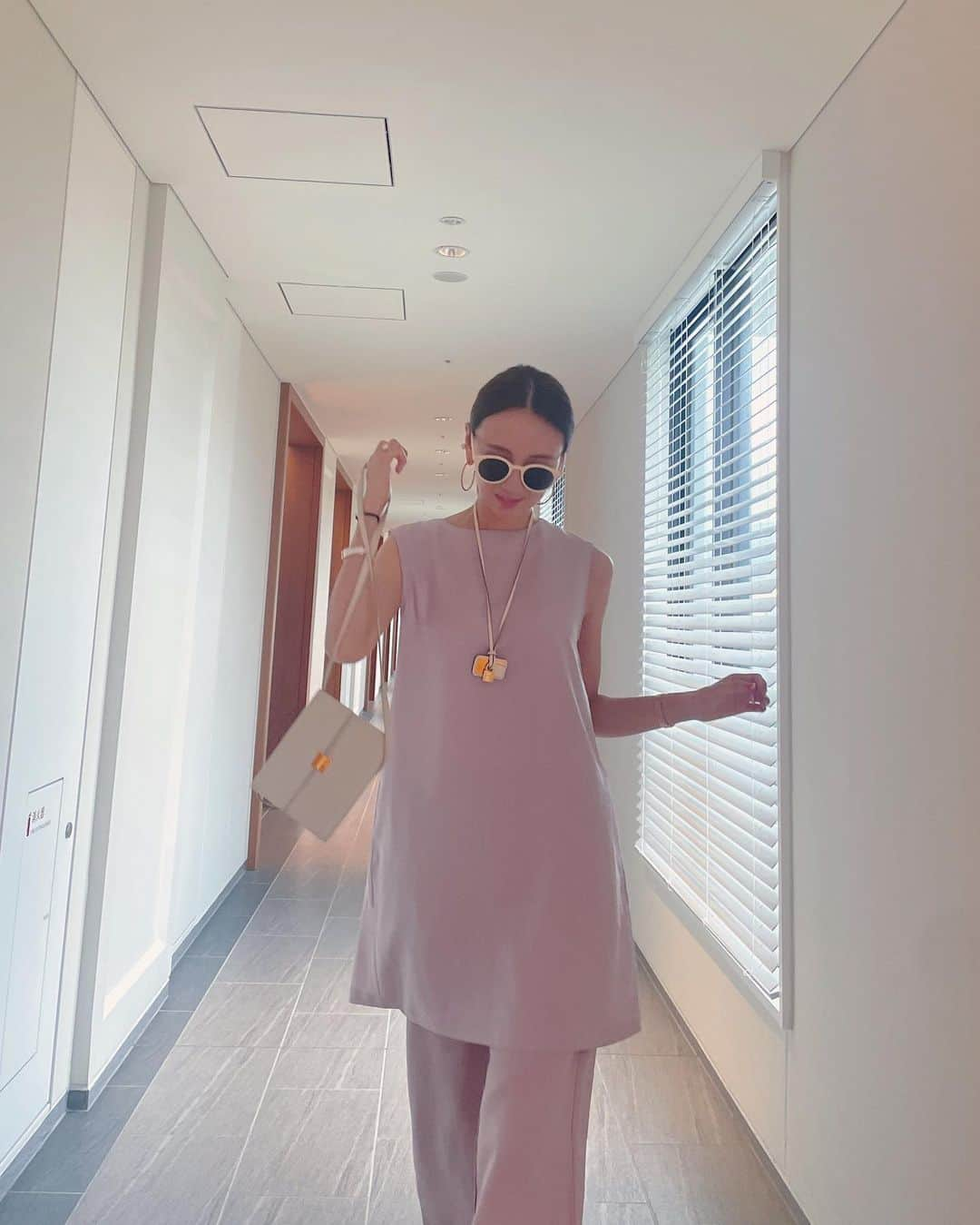 堀江直美さんのインスタグラム写真 - (堀江直美Instagram)「早起きして✈️  旅にもデイリーにもマストなセットアップ！ 2wayなうえベストとしても使えます🤍 @hiand_official   #HIAND#ハイアンド#ヘアアレンジ#hermes#hermeslover#まとめ髪#hermessandals#エルメスサンダル#aurajewelry#リゾートコーデ#sunglasses#hnhiand」10月10日 13時30分 - naomiiiiiiiiiiii