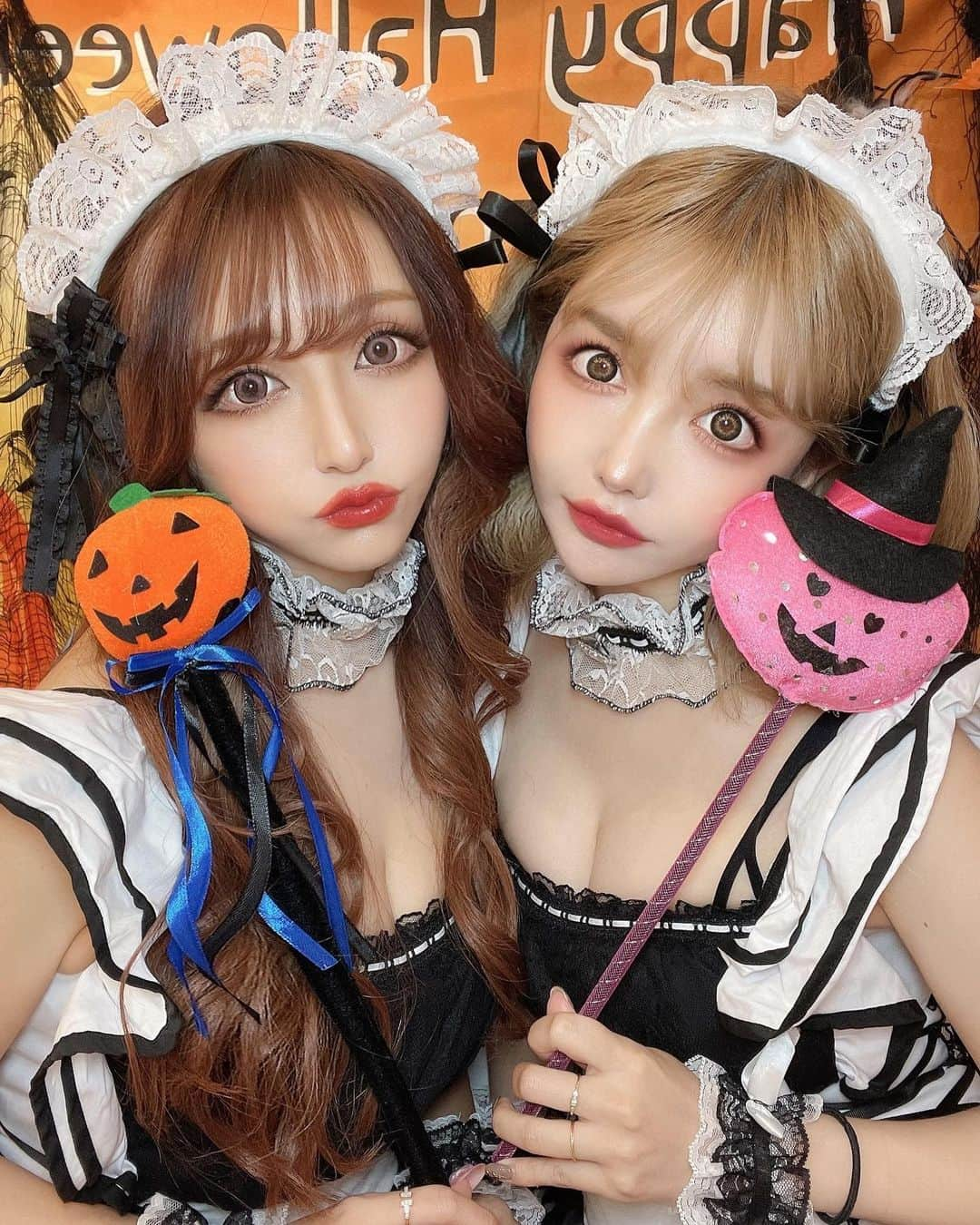 桜井莉菜さんのインスタグラム写真 - (桜井莉菜Instagram)「ちえ @yoshikawachie_16 と メイドちゃん🖤🖤🖤 【 @remember6758 】でのハロウィンパーティーは、ちえが私のメイドちゃん、ちかがかなちゃんの黒猫ちゃんのコスプレで🎃💕 甘チームと辛チームに分かれたよ💖💖💖 Sサイズが在庫1着、Mサイズももう残り僅かとなってきちゃいました💦💦 ハロウィンギリギリだと、可愛いコスプレどんどんなくなっていってしまってるので、早めにチェックをオススメします！ 【 @dress_sugar 】のサイトでもSOLDOUTが増えてきてるので、友達とおそろとかするなら今すぐサイトへ👻👻👻  #ハロウィン#ハロウィンコスプレ#メイド#メイドコス#メイド#メイドコスプレ#ゴスロリ#リメンバー#アフタヌーンティー」10月10日 14時13分 - rina__sakurai