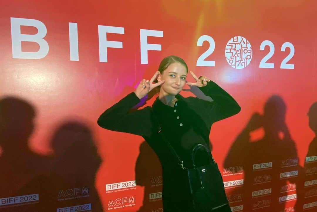 嵐莉菜さんのインスタグラム写真 - (嵐莉菜Instagram)「10/05 釜山国際映画祭で 人生初のレッドカーペットを歩きました。  すごく笑顔で手を振ってくださったり、かわいいって話しかけてくださったり、 観客の方々に本当に温かく迎えていただきました！ とても嬉しくて感動が止まりませんでした🥲  レッドカーペットからの景色は本当に素晴らしく、言葉に表せないくらい圧倒されました。  今回、私をこの場に連れてきてくださった監督。 監督がいなければ私はこのような特別な経験をすることができませんでした。 この作品を作っていく上で、私を選んでくださったこと、本当に感謝しても仕切れません。 本当にありがとうございます😭 一生忘れることのない最高の日になりました❤️‍🔥  是枝監督にもお会いすることができました！ 以前会ったのは、マイスモールランドの撮影に入る前で、 是枝監督が励ましてくださったのをすごく覚えています。 この日、良かったよ。と大変恐縮ですが嬉しいお言葉を頂けて幸せな気持ちでいっぱいになりました！！😭  #釜山国際映画祭  #biff  #busaninternationalfilmfestival」10月10日 20時51分 - lina_arashi