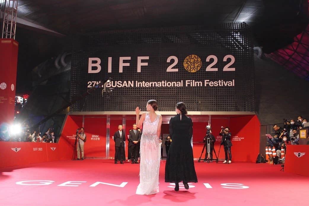 嵐莉菜さんのインスタグラム写真 - (嵐莉菜Instagram)「10/05 釜山国際映画祭で 人生初のレッドカーペットを歩きました。  すごく笑顔で手を振ってくださったり、かわいいって話しかけてくださったり、 観客の方々に本当に温かく迎えていただきました！ とても嬉しくて感動が止まりませんでした🥲  レッドカーペットからの景色は本当に素晴らしく、言葉に表せないくらい圧倒されました。  今回、私をこの場に連れてきてくださった監督。 監督がいなければ私はこのような特別な経験をすることができませんでした。 この作品を作っていく上で、私を選んでくださったこと、本当に感謝しても仕切れません。 本当にありがとうございます😭 一生忘れることのない最高の日になりました❤️‍🔥  是枝監督にもお会いすることができました！ 以前会ったのは、マイスモールランドの撮影に入る前で、 是枝監督が励ましてくださったのをすごく覚えています。 この日、良かったよ。と大変恐縮ですが嬉しいお言葉を頂けて幸せな気持ちでいっぱいになりました！！😭  #釜山国際映画祭  #biff  #busaninternationalfilmfestival」10月10日 20時51分 - lina_arashi