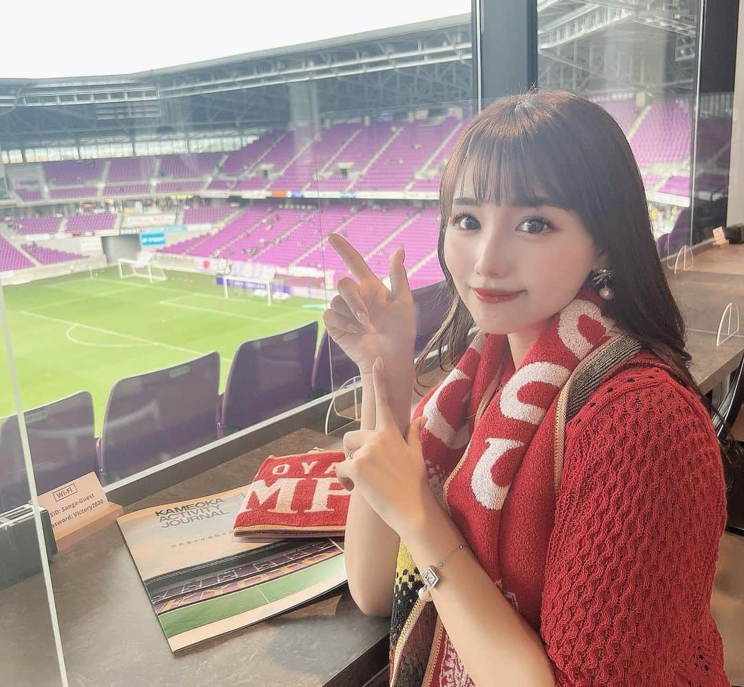 加藤里奈さんのインスタグラム写真 - (加藤里奈Instagram)「⋆  グランパスvs サンガ戦 京都にて観戦してきました⚽️  めちゃめちゃ楽しかったー！！  コワーキングスペースでの 旅行プランで行ったんだけど、 外での観戦もできるし、中での観戦もできるし快適だった🤍  アンケートに応えてゲットした タオル振り回しながらグランパス応援しました📣⚽️  やっぱり歓声ありの試合は楽しい！！ 現地の迫力を感じながら見れてよかったです〜❤︎  14時キックオフだったんだけど 早めに前乗りして、ボルダリング体験したり、Esports体験したり、 色々アクティビティも楽しめました😚  ボルダリングめちゃ楽しかったー！ けど次の日の筋肉痛がやばかった（笑）  また行きたいなー🤭  #グランパス #サッカー観戦 #グランパスvsサンガ #名古屋グランパス #サッカー好きな人と繋がりたい #サッカーユニフォーム #グランパスくん #グランパスサポーター #グランパス女子 #プチ旅行 #スポーツ観戦」10月10日 21時18分 - katoco0326