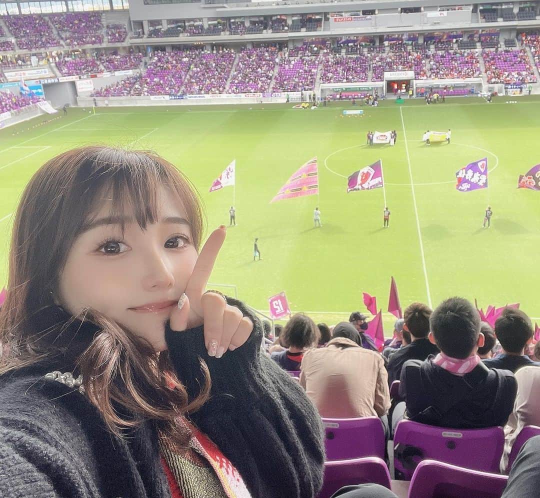加藤里奈さんのインスタグラム写真 - (加藤里奈Instagram)「⋆  グランパスvs サンガ戦 京都にて観戦してきました⚽️  めちゃめちゃ楽しかったー！！  コワーキングスペースでの 旅行プランで行ったんだけど、 外での観戦もできるし、中での観戦もできるし快適だった🤍  アンケートに応えてゲットした タオル振り回しながらグランパス応援しました📣⚽️  やっぱり歓声ありの試合は楽しい！！ 現地の迫力を感じながら見れてよかったです〜❤︎  14時キックオフだったんだけど 早めに前乗りして、ボルダリング体験したり、Esports体験したり、 色々アクティビティも楽しめました😚  ボルダリングめちゃ楽しかったー！ けど次の日の筋肉痛がやばかった（笑）  また行きたいなー🤭  #グランパス #サッカー観戦 #グランパスvsサンガ #名古屋グランパス #サッカー好きな人と繋がりたい #サッカーユニフォーム #グランパスくん #グランパスサポーター #グランパス女子 #プチ旅行 #スポーツ観戦」10月10日 21時18分 - katoco0326