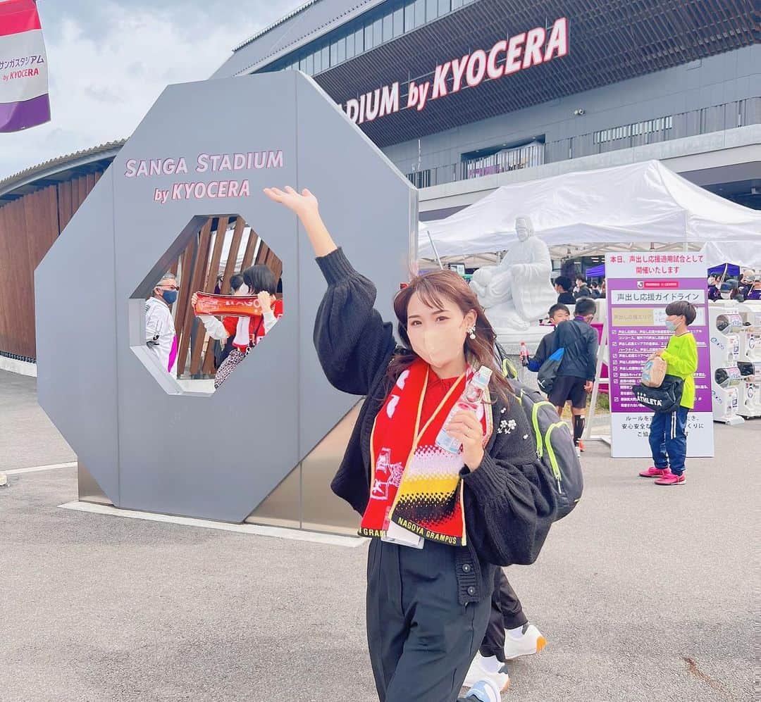 加藤里奈さんのインスタグラム写真 - (加藤里奈Instagram)「⋆  グランパスvs サンガ戦 京都にて観戦してきました⚽️  めちゃめちゃ楽しかったー！！  コワーキングスペースでの 旅行プランで行ったんだけど、 外での観戦もできるし、中での観戦もできるし快適だった🤍  アンケートに応えてゲットした タオル振り回しながらグランパス応援しました📣⚽️  やっぱり歓声ありの試合は楽しい！！ 現地の迫力を感じながら見れてよかったです〜❤︎  14時キックオフだったんだけど 早めに前乗りして、ボルダリング体験したり、Esports体験したり、 色々アクティビティも楽しめました😚  ボルダリングめちゃ楽しかったー！ けど次の日の筋肉痛がやばかった（笑）  また行きたいなー🤭  #グランパス #サッカー観戦 #グランパスvsサンガ #名古屋グランパス #サッカー好きな人と繋がりたい #サッカーユニフォーム #グランパスくん #グランパスサポーター #グランパス女子 #プチ旅行 #スポーツ観戦」10月10日 21時18分 - katoco0326