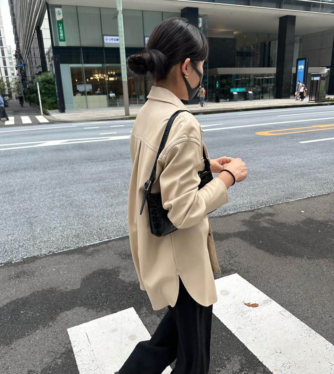 Alisaさんのインスタグラム写真 - (AlisaInstagram)「秋だと思って久しぶりに引っ張り出してきたレザーのジャケット？シャツ🧥このてろてろつやっと感が可愛い❤︎ 東京駅周辺行くたびに進化してるからまた散歩しに行こっと🚶‍♀️ よく歩いたー！  #outfit#ootd#autumnfashion」10月10日 21時32分 - alisataira