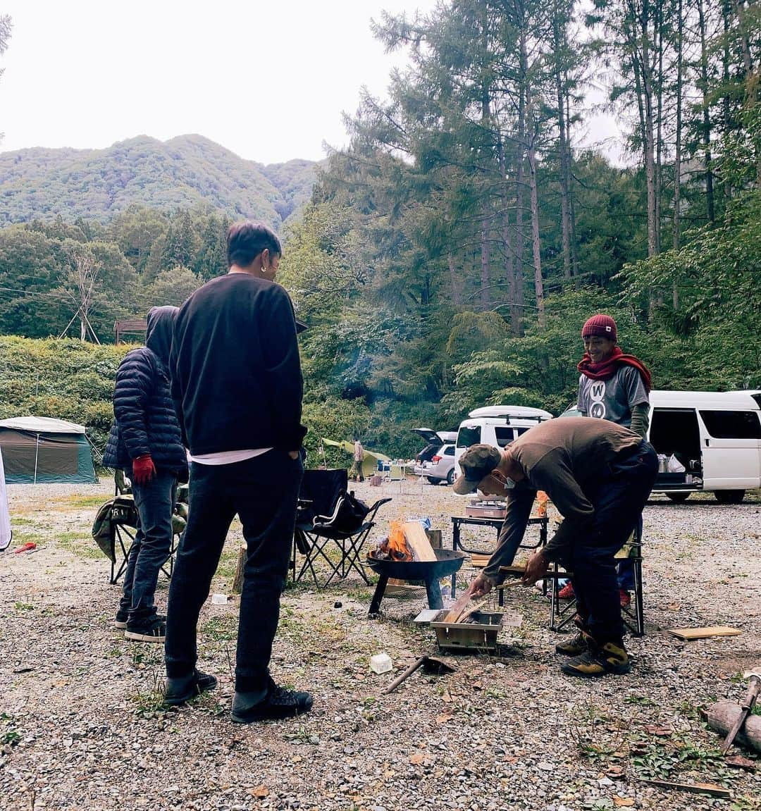 伊勢谷友介さんのインスタグラム写真 - (伊勢谷友介Instagram)「Sup Camp. 雨予報で早く切り上げたものの、久しぶりに会う友達の時時間はとても癒されました。 寒くて湖に浮かぶのを躊躇うお年頃ですが、浮かんでみるとその心地よさはやっぱり物凄い感覚をもたらしてくれるSUP。初日ははしゃいじゃいましたが、実際湖は3mm5mmのフルウェットでも冷える様な水温。２日目は厚着して落ちられない状態で入りました。その感覚がたまらない。地球上で1番フラットな場所、湖に浮かぶと自分が自然の中に溶け込んだような感覚に。Souyu stick最高です。 そして、シートカバーをいただきました。これでウェット着たままでも、雨に濡れても気にせず乗れます。デザインも僕の車にバッチリですね。 #camp #supcamp  #hiace  #hiacecamper  #deelux  #deeluxeboots  #capita  #capitasnowboards #souyustick  #sup」10月10日 21時34分 - iseya_yusuke