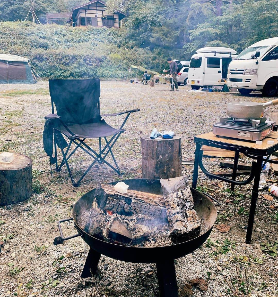 伊勢谷友介さんのインスタグラム写真 - (伊勢谷友介Instagram)「Sup Camp. 雨予報で早く切り上げたものの、久しぶりに会う友達の時時間はとても癒されました。 寒くて湖に浮かぶのを躊躇うお年頃ですが、浮かんでみるとその心地よさはやっぱり物凄い感覚をもたらしてくれるSUP。初日ははしゃいじゃいましたが、実際湖は3mm5mmのフルウェットでも冷える様な水温。２日目は厚着して落ちられない状態で入りました。その感覚がたまらない。地球上で1番フラットな場所、湖に浮かぶと自分が自然の中に溶け込んだような感覚に。Souyu stick最高です。 そして、シートカバーをいただきました。これでウェット着たままでも、雨に濡れても気にせず乗れます。デザインも僕の車にバッチリですね。 #camp #supcamp  #hiace  #hiacecamper  #deelux  #deeluxeboots  #capita  #capitasnowboards #souyustick  #sup」10月10日 21時34分 - iseya_yusuke