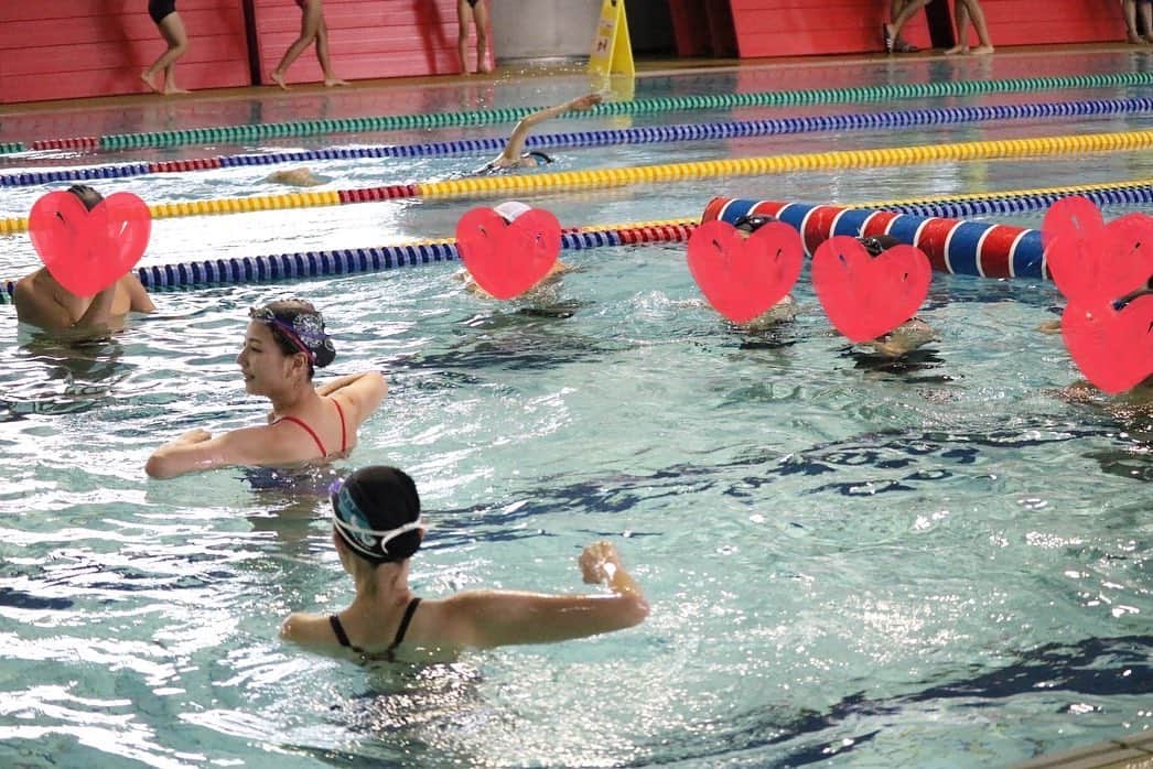 青木愛さんのインスタグラム写真 - (青木愛Instagram)「今日は『辰巳スポーツフェスティバル2022』にゲストとして呼んでいただき、アーティスティックスイミング教室をさせてもらってきました🧜🏼‍♀️💙 ⁡ 1時間という短い時間でしたが、参加者の皆さんが集中して一生懸命練習してくださったおかげで、すごく楽しくて充実したレッスンになりました🫶🏻 ⁡ 最後みんなで泳いでもらった演技も素晴らしかったです💯💮✨ ⁡ 東京辰巳国際水泳場はもうすぐ閉館してしまいますが、現役時代からのたくさんの思い出が詰まったこのプールで、最後に泳ぐことができて本当に嬉しかったです♥️ ⁡ スタッフの皆様、イベント参加者の皆様、教室のサポートに入ってくれた叶ちゃん♡ ありがとうございました☺️❤️」10月10日 22時23分 - aiaoki_official