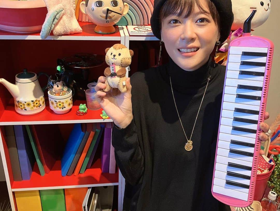 上野樹里さんのインスタグラム写真 - (上野樹里Instagram)「#のだめ展　 ボリューム満点❣️  のだめの「汚部屋」🍜 ピンクのピアニカも懐かしい🎹  マングースも愛着がありますね🥰  会場ではQRコードをかざせば、ガイドや音楽が流れてきて、より一層のだめ展を深く堪能できます！（ムキャ💕）  千秋先輩（玉木さん）のインタビュー映像から始まり、（はうん💗）贅沢な二ノ宮先生の数々の原画、最後の出口に私のインタビュー映像があります。そこの横にポスターがあって、二ノ宮先生もサインされていたので私もサインしてきました😄  最後には沢山のグッズがあり、あれこれ悩んでしまいます😍あへぇ❤️  みなさん思い出に写真撮ったりして楽しんでほしいなぁと思います♬😊  何だか気分もハッピーで明るくなるのでぜひ遊びに来てくださいね☺️  東京スカイツリー内、ソラマチ5階です🎊✨  （ギャボーッ‼️）  #二ノ宮知子 #のだめカンタービレ #玉木宏」10月10日 23時06分 - _juri_art_