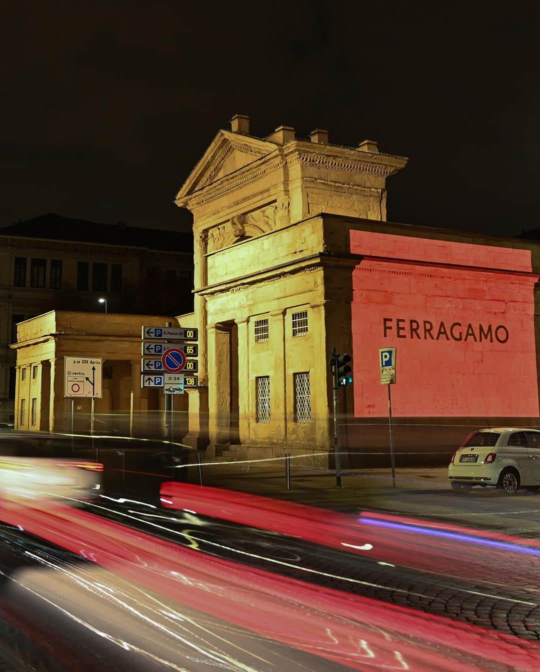 ミチさんのインスタグラム写真 - (ミチInstagram)「前日にはミラノの街に現れる　@ferragamo のロゴを追いかけて ショーの後日にショールームにお邪魔してコレクションを間近でじっくり堪能しました🌹はあ素敵な体験でした #FERRAGAMOSS23 #FERRAGAMO #MFW @ferragamo」10月11日 0時29分 - mi0306chi