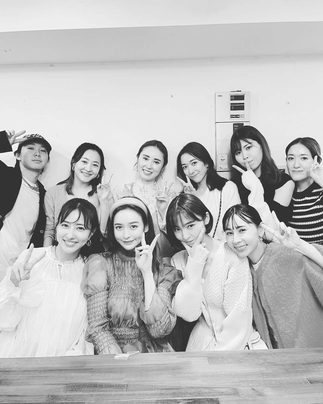 野崎萌香さんのインスタグラム写真 - (野崎萌香Instagram)「ビックリするぐらい たくさんの方に来ていただき 大盛況だったフリマ💛👏✨  無事に終了しました☺️  徹夜で9時間準備した甲斐あって (ダンボール6箱ぶん📦 キャリー2ケースぶん🧳) 皆んなが笑顔で 新しいお洋服をお迎えしてくれている 現場に立ち会えて娘を嫁がせる様な なんとも言えない嬉しい気持ちに👰🏻‍♀️🌸  来て下さったみんなが素敵なお洋服に 出会えていたら嬉しいな。。。  皆さん朝早くから長らく並んで 今回のフリマを楽しみにして下さり 本当にありがとうございました😊  My special thanks are @shinodamariko3  @blackstone705  @chiemyyyyy   親友たちも沢山手伝ってくれて感謝🥹💓🤝  皆さんのお陰で今回のフリマが出来ました！  また半年後ぐらいにやりたいな…  楽しみにしていて下さいね🤍」10月11日 0時48分 - moeka_nozaki