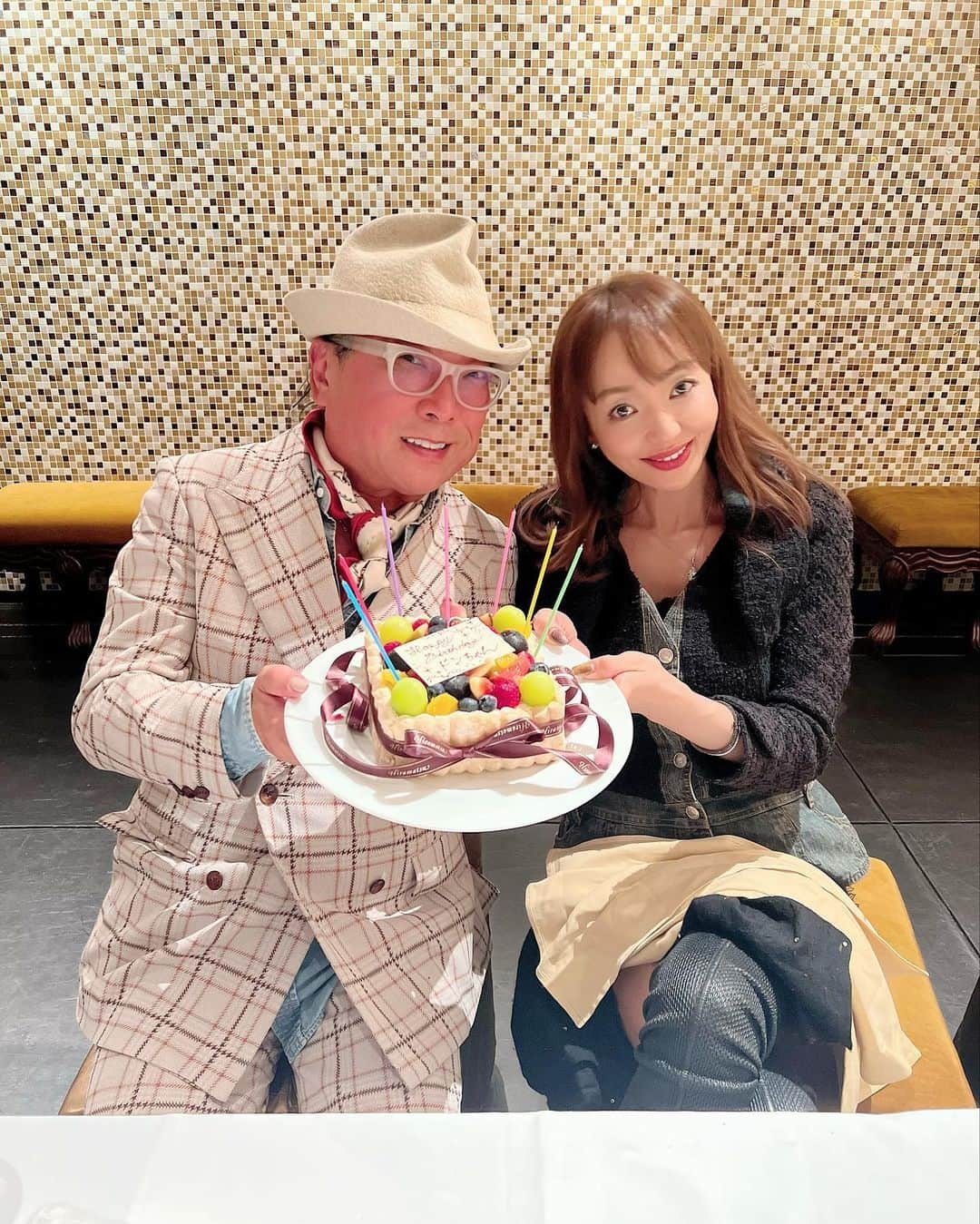 神田うのさんのインスタグラム写真 - (神田うのInstagram)「ドンちゃん💕72歳のお誕生日おめでとう☺️🎂 今年もこうしてお祝いする事が出来て良かったねー😊 『うのに会ったのはうのが17歳の時』って言っていたけど、そうそうそうだったねーあれから30年の月日が流れたとは💦 時の速さに驚かされると共にこんなに長くお付き合い出来ている事を嬉しく思います🤣 『72まで生きれたから俺はもう死にます』とか言わないでねー🤣（笑） 引き続き一緒に歳を重ねて行き（生き）ましょう☺️✨ @donkonishi1009  お誕生日おめでとう🎁🎂🎉  #ドン小西 先生#デザイナー#ファッションデザイナー#ドンちゃん#お誕生日#お誕生日ディナー#お誕生日おめでとう#72歳#おめでとう#happybirthday#birthday#birthdaydinner#メゾンポールボキューズ#ひらまつ#ポールボキューズ#テリー伊藤 さん#岡田朋峰 ちゃん#神田うの#unokanda」10月11日 10時11分 - unokandaofficial