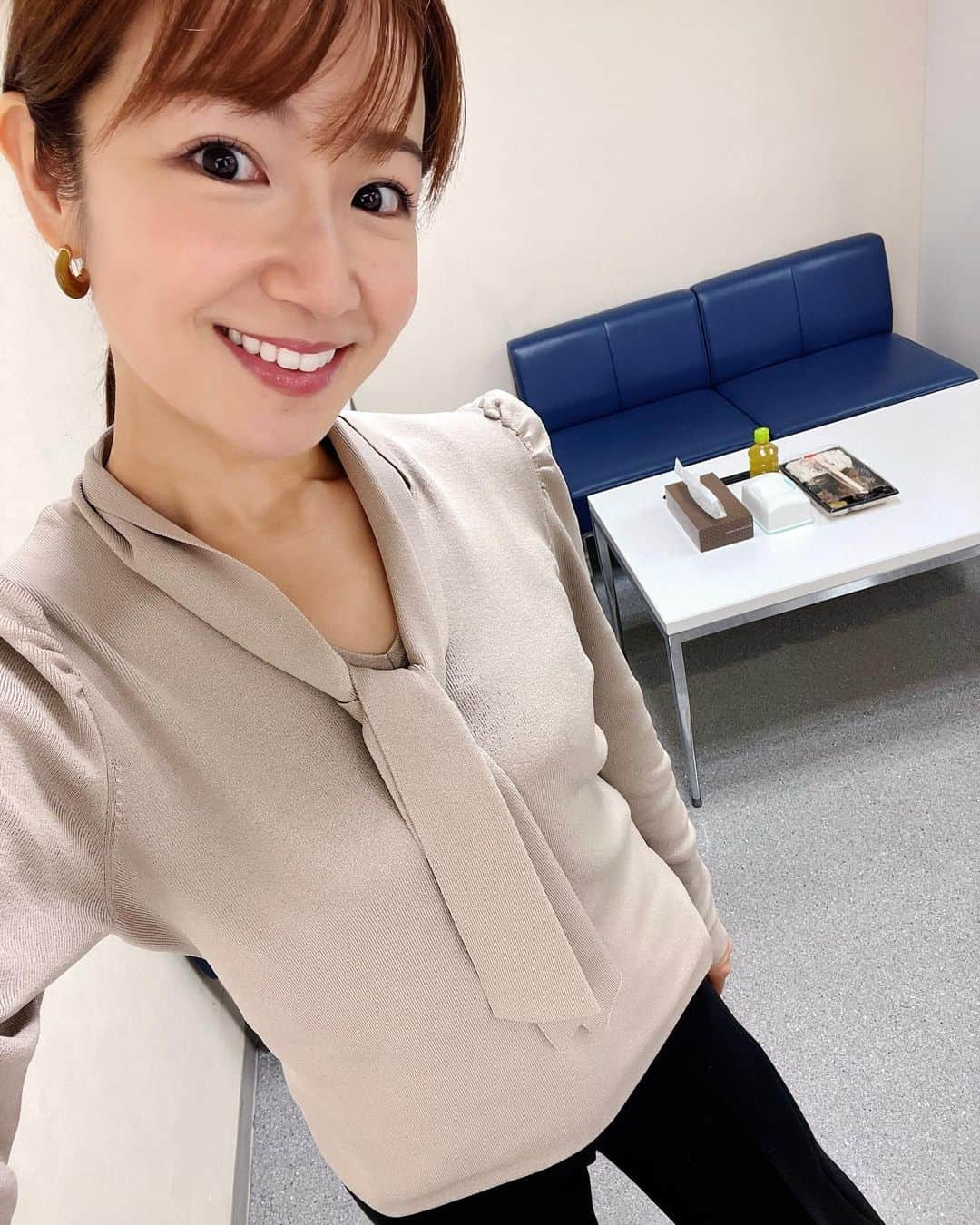 長野美郷さんのインスタグラム写真 - (長野美郷Instagram)「最近の #プライムニュース たち😊  #ジレ にパンツ、 #シャツ や#ワンピース と 色々素敵な秋服を着させていただいてます🍁  秋服、かわいい！  ずっと暑くて なかなかしまえずにいた夏服、 もうそろそろ いいかなぁ🤔  毎年、この時期何気に めちゃめちゃ悩むこの問題😅  #そうかと思ったら この間 #いきなり寒く なったから　 #冬物 も引っ張り出して、、 もう#クローゼットがごちゃごちゃ です😅」10月11日 11時52分 - misato_nagano_1127