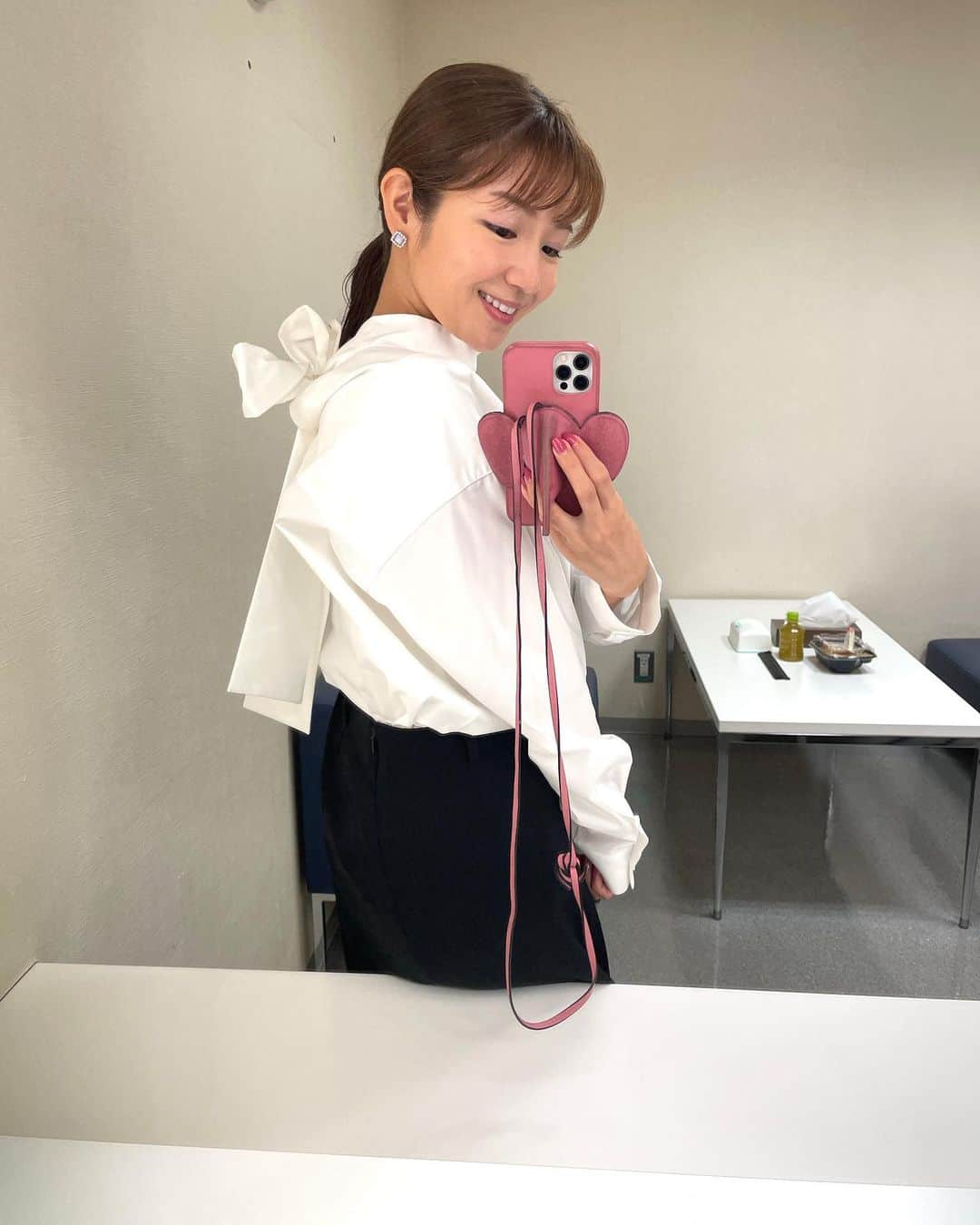 長野美郷さんのインスタグラム写真 - (長野美郷Instagram)「最近の #プライムニュース たち😊  #ジレ にパンツ、 #シャツ や#ワンピース と 色々素敵な秋服を着させていただいてます🍁  秋服、かわいい！  ずっと暑くて なかなかしまえずにいた夏服、 もうそろそろ いいかなぁ🤔  毎年、この時期何気に めちゃめちゃ悩むこの問題😅  #そうかと思ったら この間 #いきなり寒く なったから　 #冬物 も引っ張り出して、、 もう#クローゼットがごちゃごちゃ です😅」10月11日 11時52分 - misato_nagano_1127