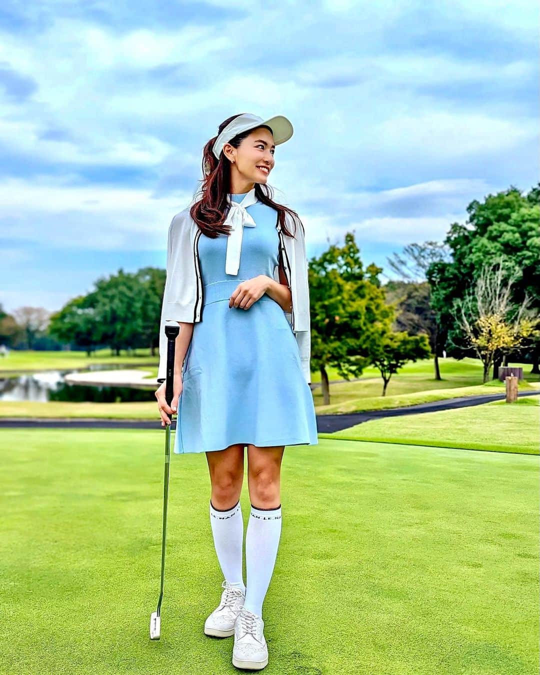 石井里奈さんのインスタグラム写真 - (石井里奈Instagram)「秋ゴルフ⛳️🏌️‍♀️ 可愛いお気に入りのウェアを着て🫶この日はゴルフギアの広告動画の撮影で📸 初めての太平洋クラブ✨今度は絶対回ってみたいです🥺❤️ . ゴルフウェアは全て @lenan_golf ❤️王道なモテゴルフコーデ🏌️‍♀️✨ カーデもUVカットがついてて可愛いのです🫶 . そして先日毎月通っている @thesame_shibuya でバストケアに✨初回の方は投稿をみた！でバストケアか小顔矯正のオプションサービスが1つ無料で受けられるのでおすすめ！本当にハリが出てふっくらするのでこういうニットワンピを着る時おすすめ❣️ . #ゴルフ女子 #ゴルフコーデ #バストケア #ゴルフウェア #ゴルフ #golf #ゴルフ好きな人と繋がりたい #ゴルフ #太平洋クラブ」10月11日 11時58分 - ri7tin1025