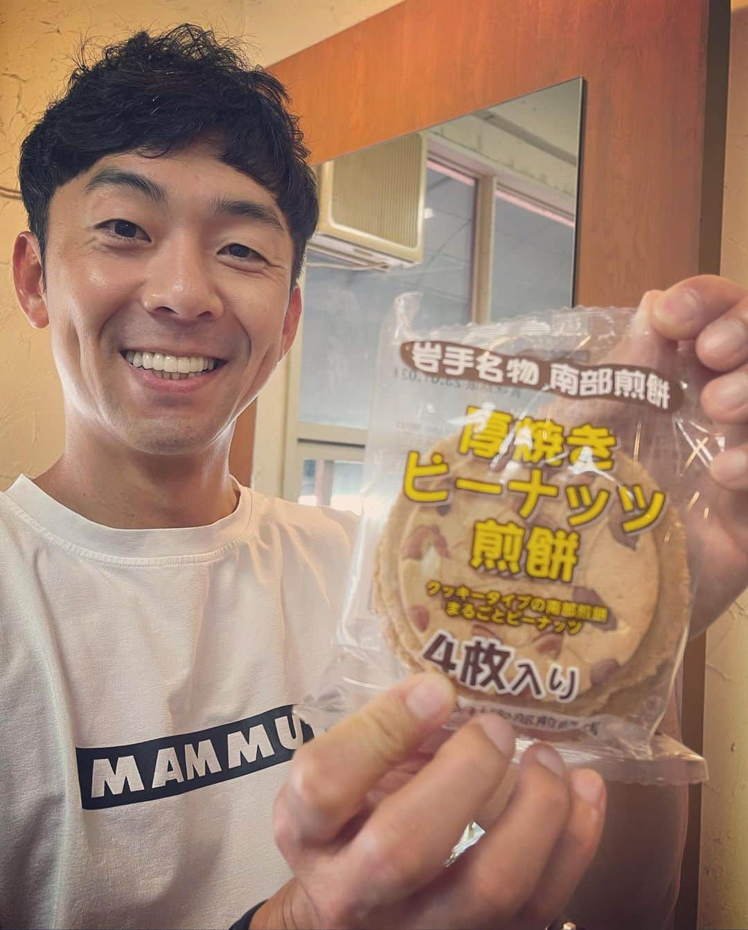 杉本知香さんのインスタグラム写真 - (杉本知香Instagram)「昨年岩手県に引っ越した木村さんが 東京での仕事の合間に1年ぶりに顔出してくれて めちゃくちゃ嬉しい😆🎶 お土産の南部煎餅！美味しかった🤤 そして大地くんとばったり😆 2年前、まさかの野口英世ヘアのオーダー🤣😂 髪型完コピで何度見てもおもろい😂🤣  #中目黒美容室#珍しい2ショット #天津木村#天津#岩手県#南部煎餅 #野口英世#完コピ #ダイノジ大地 #ダイノジ#大地洋輔」10月11日 12時40分 - sugimotoc