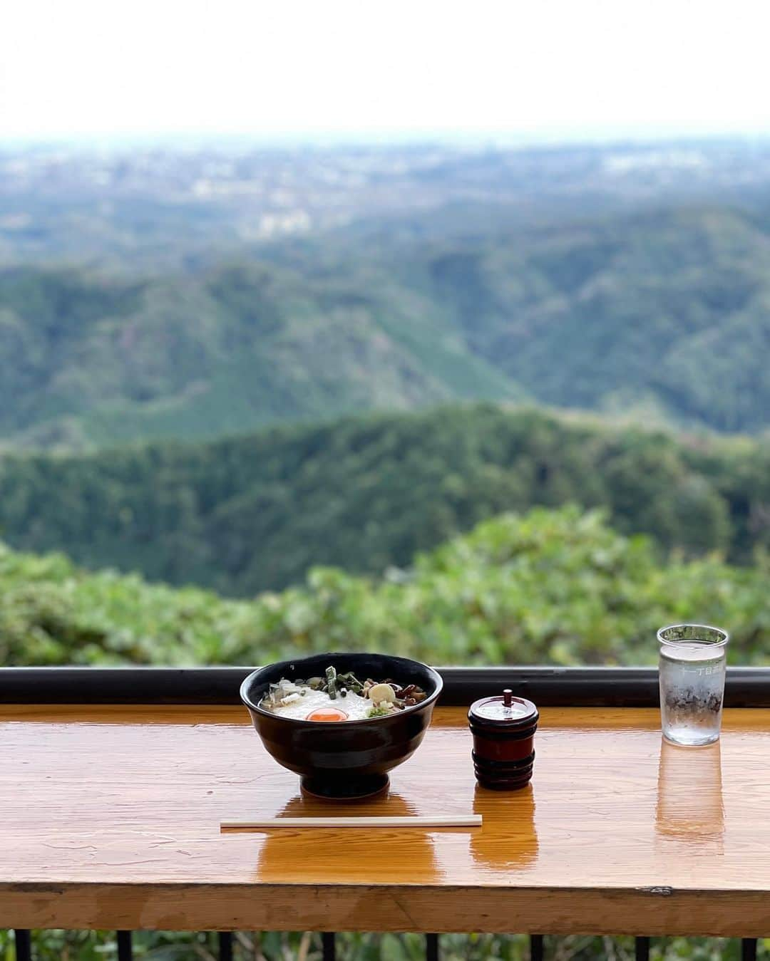 坂元美香さんのインスタグラム写真 - (坂元美香Instagram)「登る前に食べちゃうもんね🥳  小さい頃から外のここの席でとろろ蕎麦食べるのが 高尾山での一番の贅沢だと思ってます☺️  八王子生まれ八王子育ちなので 何十回も登ってる高尾山だけど、 ときどきものすごく恋しくなって 一人でやって来るのです⛰  今日は一人高尾山。 リフトから頂上までの軽い登山散歩。  紅葉始まると恐ろしい人混みになるので 今のうちにさくっとね。  #腹が減っては戦はできぬ  #一人高尾山 #山菜とろろ蕎麦 #十一丁目茶屋 #高尾山 #八王子」10月11日 13時38分 - mika_saka