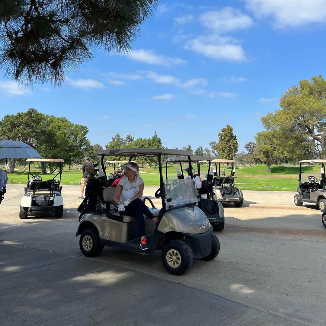 梅宮アンナさんのインスタグラム写真 - (梅宮アンナInstagram)「@milesquaregolfcourse   今日はゴルフ⛳️へ  @yuumikoga   ⛳️⛳️  履いているレギンスですが、  ゴルフ用なんですよ〜  アメリカのゴルフウエアは、実に素晴らしいですね✨✨  サイズ豊富  私には有難いのです✨✨✨  ゴルフコースも  ラフなウエアで大丈夫な場所たくさんあります✨👍  みんな、ラフにゴルフを楽しんでいました✨✨✨　　 一緒に回ったお爺ちゃま達もラフでした✨✨✨  #カリフォルニアスタイル  #ゴルフ⛳️  #oc  #娘達はアメリカの大学へ」10月11日 14時01分 - annaumemiya