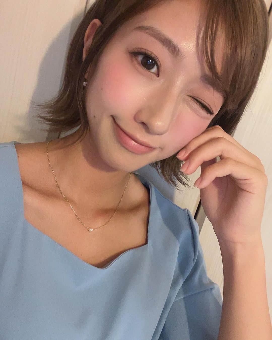 大貫彩香さんのインスタグラム写真 - (大貫彩香Instagram)「最近の美容事情  最近普段使いのアイシャドウパレットが２つ増えました💐 美容液も頂きました🙇🏻‍♀️  最近こちらを使ってよくメイクしています！  この写真の日はお家でご飯会をしたのでWAKEMAKE 02 ライブリーブラーリングだけを使ってメイクしました😊 ブルーのワンピースに合わせてぴんくのパレット🌸 可愛いピンクとクールな色合いが絶妙に入ってます❤︎ ちょっとお酒飲みましていつもより顔が赤いですすみません😳  (ミュートトーンに必要な全てのカラー大集合！”クールトーンの定番” トーンオントーンミュート陰影アイパレット)  バンブーヒアルアンプルセラム💙 本当凄い勢いで肌に吸収されてく！！ 水分量の多い美容液探していて✨ベタベタそんなにしない感じが気に入ってます♪油分が多いお顔のセンター辺りにもスッと馴染んで使える所がポイント高いです💡  カワラヨモギカーミングリペアクリーム💚 カワラヨモギ抽出物54%と ダーマクレラ(鎮静特許成分) 2%が含まれ、しっとりと肌をリラックスさせてくれるクリーム🌿 弱酸性処方で皮膚pHをケアしてくれて肌本来の力を強化してくれます。 揺らぎそうな時、今日肌がラメやマスクで擦れたかもな〜て時に頬や顎などのしっかり保湿に さっき紹介した美容液とセットでつけてます。 ぬる時は髪の毛は避難させておきましょう🙆🏻‍♀️  ありがとうございます💐 @wakemake_jp  @oliveyoung_japan  @moreme_official  #韓国コスメ #韓国メイク　#PR」10月11日 16時00分 - sayaka_oonuki