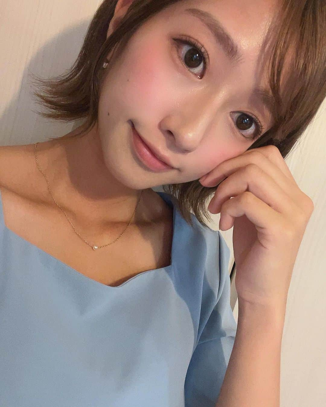 大貫彩香さんのインスタグラム写真 - (大貫彩香Instagram)「最近の美容事情  最近普段使いのアイシャドウパレットが２つ増えました💐 美容液も頂きました🙇🏻‍♀️  最近こちらを使ってよくメイクしています！  この写真の日はお家でご飯会をしたのでWAKEMAKE 02 ライブリーブラーリングだけを使ってメイクしました😊 ブルーのワンピースに合わせてぴんくのパレット🌸 可愛いピンクとクールな色合いが絶妙に入ってます❤︎ ちょっとお酒飲みましていつもより顔が赤いですすみません😳  (ミュートトーンに必要な全てのカラー大集合！”クールトーンの定番” トーンオントーンミュート陰影アイパレット)  バンブーヒアルアンプルセラム💙 本当凄い勢いで肌に吸収されてく！！ 水分量の多い美容液探していて✨ベタベタそんなにしない感じが気に入ってます♪油分が多いお顔のセンター辺りにもスッと馴染んで使える所がポイント高いです💡  カワラヨモギカーミングリペアクリーム💚 カワラヨモギ抽出物54%と ダーマクレラ(鎮静特許成分) 2%が含まれ、しっとりと肌をリラックスさせてくれるクリーム🌿 弱酸性処方で皮膚pHをケアしてくれて肌本来の力を強化してくれます。 揺らぎそうな時、今日肌がラメやマスクで擦れたかもな〜て時に頬や顎などのしっかり保湿に さっき紹介した美容液とセットでつけてます。 ぬる時は髪の毛は避難させておきましょう🙆🏻‍♀️  ありがとうございます💐 @wakemake_jp  @oliveyoung_japan  @moreme_official  #韓国コスメ #韓国メイク　#PR」10月11日 16時00分 - sayaka_oonuki