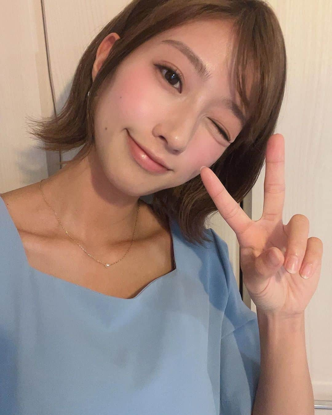 大貫彩香さんのインスタグラム写真 - (大貫彩香Instagram)「最近の美容事情  最近普段使いのアイシャドウパレットが２つ増えました💐 美容液も頂きました🙇🏻‍♀️  最近こちらを使ってよくメイクしています！  この写真の日はお家でご飯会をしたのでWAKEMAKE 02 ライブリーブラーリングだけを使ってメイクしました😊 ブルーのワンピースに合わせてぴんくのパレット🌸 可愛いピンクとクールな色合いが絶妙に入ってます❤︎ ちょっとお酒飲みましていつもより顔が赤いですすみません😳  (ミュートトーンに必要な全てのカラー大集合！”クールトーンの定番” トーンオントーンミュート陰影アイパレット)  バンブーヒアルアンプルセラム💙 本当凄い勢いで肌に吸収されてく！！ 水分量の多い美容液探していて✨ベタベタそんなにしない感じが気に入ってます♪油分が多いお顔のセンター辺りにもスッと馴染んで使える所がポイント高いです💡  カワラヨモギカーミングリペアクリーム💚 カワラヨモギ抽出物54%と ダーマクレラ(鎮静特許成分) 2%が含まれ、しっとりと肌をリラックスさせてくれるクリーム🌿 弱酸性処方で皮膚pHをケアしてくれて肌本来の力を強化してくれます。 揺らぎそうな時、今日肌がラメやマスクで擦れたかもな〜て時に頬や顎などのしっかり保湿に さっき紹介した美容液とセットでつけてます。 ぬる時は髪の毛は避難させておきましょう🙆🏻‍♀️  ありがとうございます💐 @wakemake_jp  @oliveyoung_japan  @moreme_official  #韓国コスメ #韓国メイク　#PR」10月11日 16時00分 - sayaka_oonuki