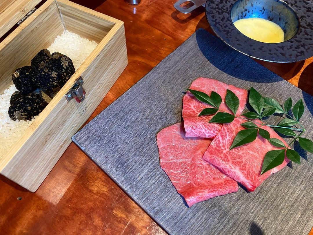 竹村真琴さんのインスタグラム写真 - (竹村真琴Instagram)「* みんなで焼肉ランチ🐂❤️ プロテスト同期の甲田良美プロ🏌️‍♀️💚 ツアー優勝してて凄い人なの😊💚 焼肉めちゃくちゃ美味しかったよー🐂❤️ . . . #女子プロゴルファー #プロゴルファー #焼肉ランチ #焼肉会 #肉会 #銀座ランチ #銀座グルメ #銀座焼肉 #銀座山科」10月11日 17時06分 - makototakemura_golf