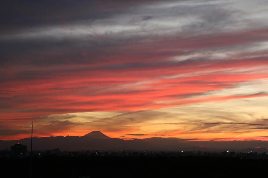 坂元美香さんのインスタグラム写真 - (坂元美香Instagram)「today's sunset 2022/10/11  数分ごとに色が変わる夕陽でした😌 久しぶりに富士山の影が見えて嬉しいな。  #sunsetphotobymikasakamoto  #sunset #夕陽 #夕日 #黄昏時 #夕焼け  #やっぱり空が好き #イマソラ #tokyosky #CanonEOSKiss8i」10月11日 17時54分 - mika_saka