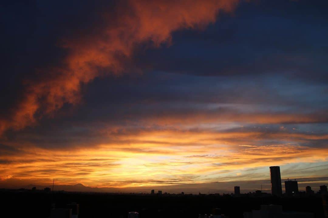 坂元美香さんのインスタグラム写真 - (坂元美香Instagram)「today's sunset 2022/10/11  数分ごとに色が変わる夕陽でした😌 久しぶりに富士山の影が見えて嬉しいな。  #sunsetphotobymikasakamoto  #sunset #夕陽 #夕日 #黄昏時 #夕焼け  #やっぱり空が好き #イマソラ #tokyosky #CanonEOSKiss8i」10月11日 17時54分 - mika_saka