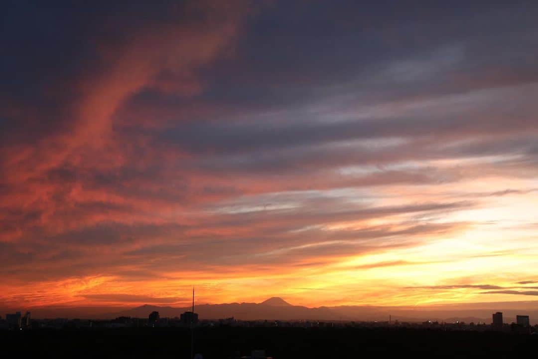 坂元美香さんのインスタグラム写真 - (坂元美香Instagram)「today's sunset 2022/10/11  数分ごとに色が変わる夕陽でした😌 久しぶりに富士山の影が見えて嬉しいな。  #sunsetphotobymikasakamoto  #sunset #夕陽 #夕日 #黄昏時 #夕焼け  #やっぱり空が好き #イマソラ #tokyosky #CanonEOSKiss8i」10月11日 17時54分 - mika_saka