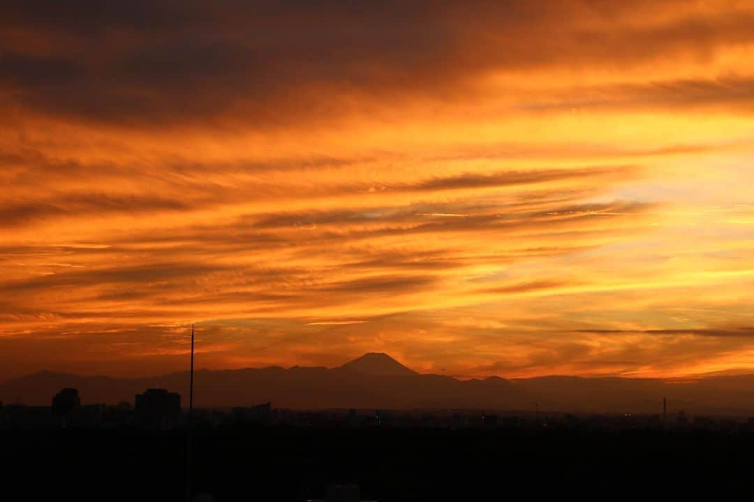 坂元美香さんのインスタグラム写真 - (坂元美香Instagram)「today's sunset 2022/10/11  数分ごとに色が変わる夕陽でした😌 久しぶりに富士山の影が見えて嬉しいな。  #sunsetphotobymikasakamoto  #sunset #夕陽 #夕日 #黄昏時 #夕焼け  #やっぱり空が好き #イマソラ #tokyosky #CanonEOSKiss8i」10月11日 17時54分 - mika_saka