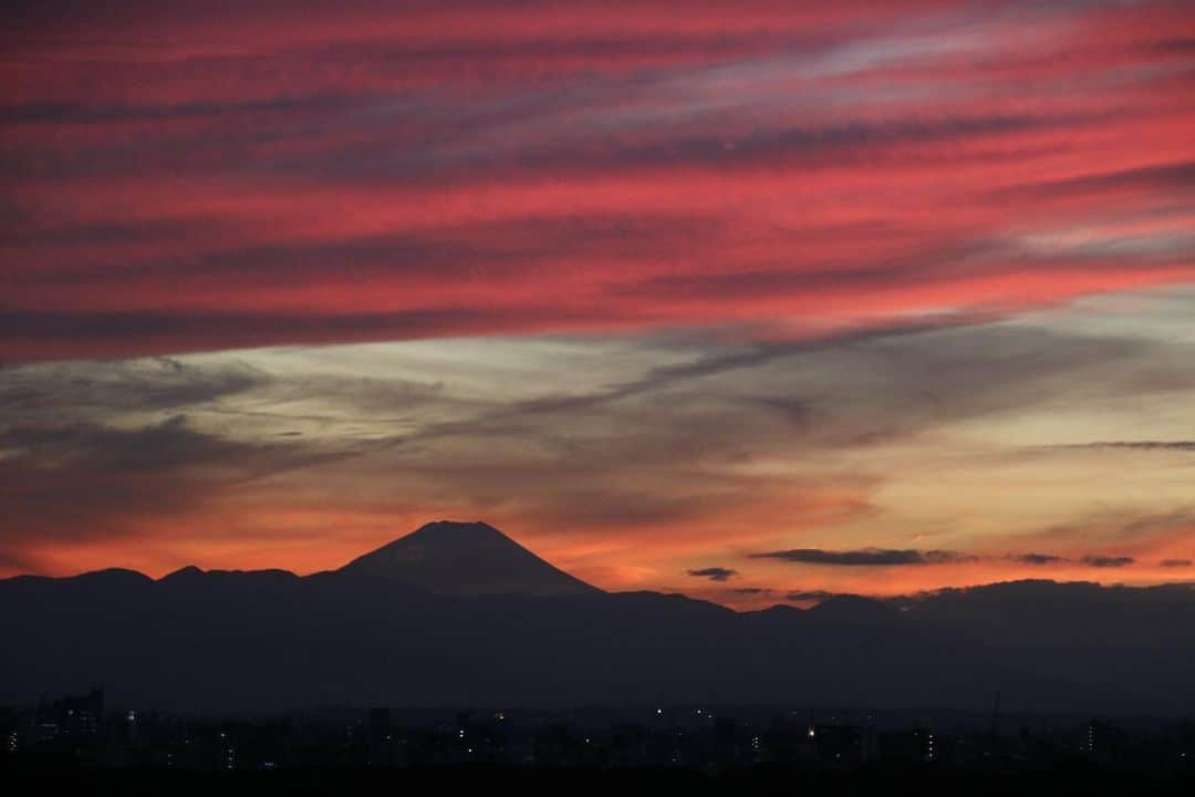 坂元美香さんのインスタグラム写真 - (坂元美香Instagram)「today's sunset 2022/10/11  数分ごとに色が変わる夕陽でした😌 久しぶりに富士山の影が見えて嬉しいな。  #sunsetphotobymikasakamoto  #sunset #夕陽 #夕日 #黄昏時 #夕焼け  #やっぱり空が好き #イマソラ #tokyosky #CanonEOSKiss8i」10月11日 17時54分 - mika_saka