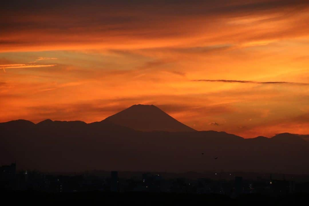 坂元美香さんのインスタグラム写真 - (坂元美香Instagram)「today's sunset 2022/10/11  数分ごとに色が変わる夕陽でした😌 久しぶりに富士山の影が見えて嬉しいな。  #sunsetphotobymikasakamoto  #sunset #夕陽 #夕日 #黄昏時 #夕焼け  #やっぱり空が好き #イマソラ #tokyosky #CanonEOSKiss8i」10月11日 17時54分 - mika_saka