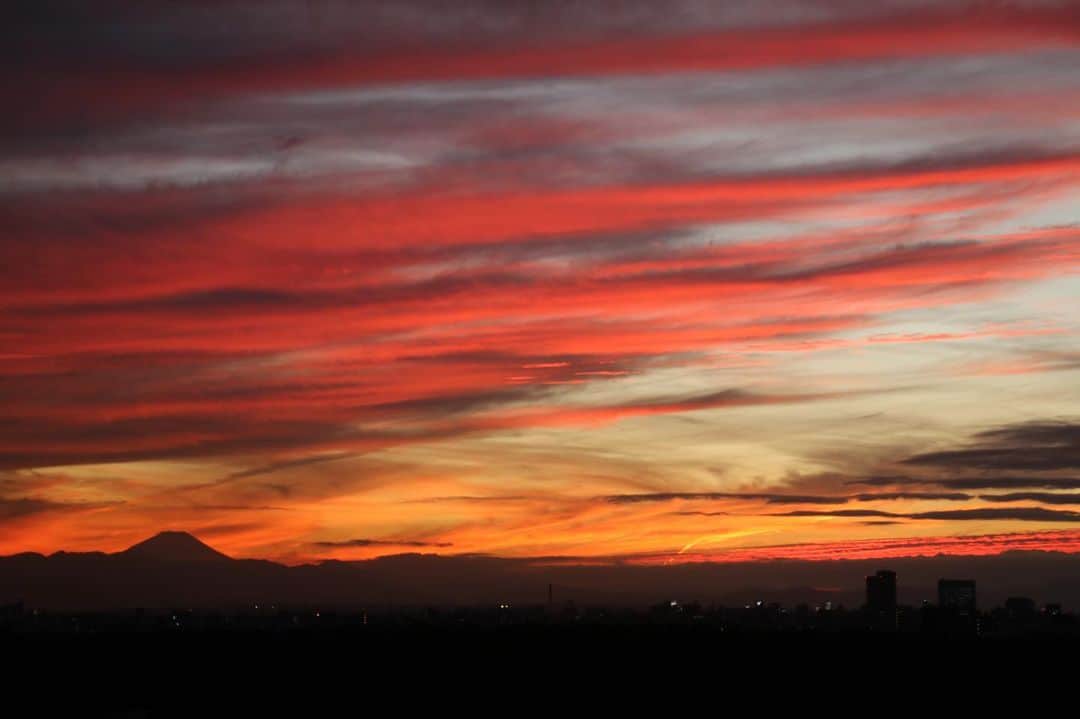 坂元美香さんのインスタグラム写真 - (坂元美香Instagram)「today's sunset 2022/10/11  数分ごとに色が変わる夕陽でした😌 久しぶりに富士山の影が見えて嬉しいな。  #sunsetphotobymikasakamoto  #sunset #夕陽 #夕日 #黄昏時 #夕焼け  #やっぱり空が好き #イマソラ #tokyosky #CanonEOSKiss8i」10月11日 17時54分 - mika_saka