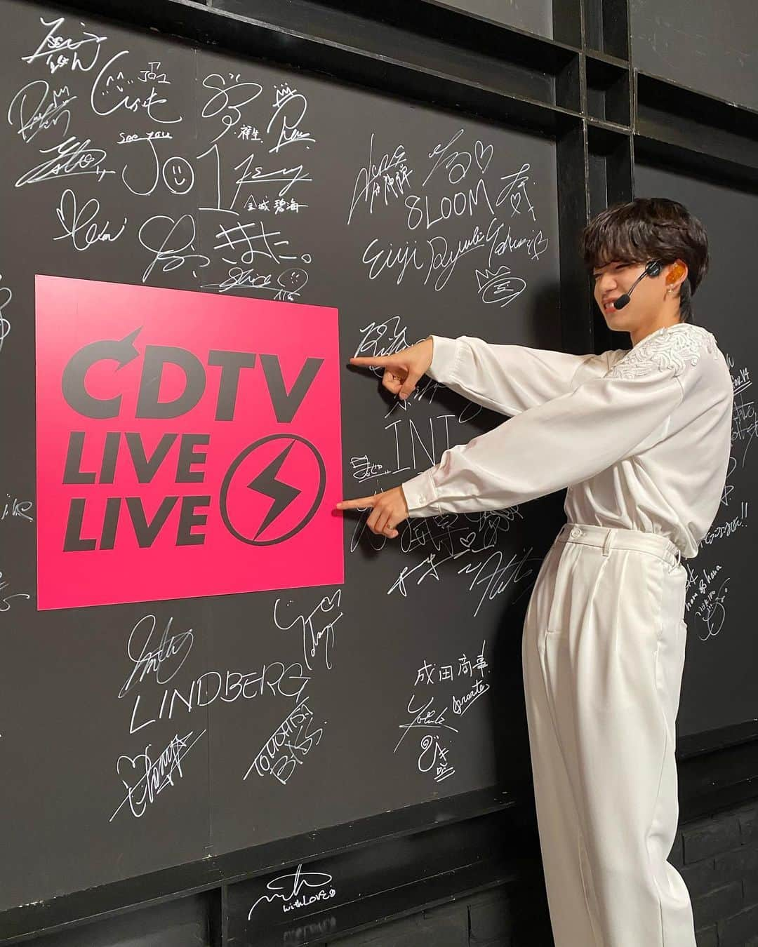 森愁斗さんのインスタグラム写真 - (森愁斗Instagram)「『CDTVライブ！ライブ！4時間SP』  見てくださった皆様改めてありがとうございました！💐 「Come Again」を地上波初披露できて光栄でした😭 撮影の合間を縫って沢山練習をしてきました。こんな素敵な舞台でみんなで胸張って堂々とパフォーマンス出来たのがすごく幸せでしたし、何より感動しました！🫢  期間限定で短い間ですが沢山の幸せをお届けしますので、よかったらみんなで一緒に楽しみましょう😚 そして僕たちを沢山推してくれたら嬉しいです🤲  改めて皆様ありがとうございました🙏  @kimihana_tbs  #君の花になる #8LOOM #CDTVライブライブ」10月11日 18時00分 - shoot_mori_official