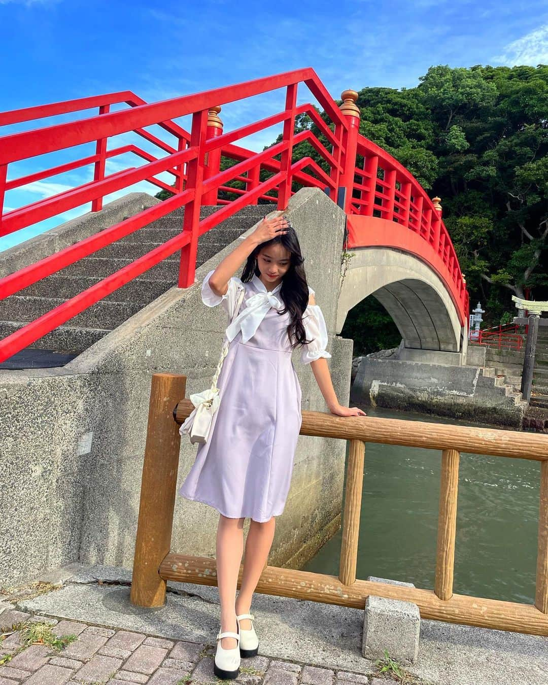 松本麗世さんのインスタグラム写真 - (松本麗世Instagram)「照島神社⛩ ♡ ♡ ちょっと前に行ってみたよ！ ♡ 島の中にある神社！ 神社に向かう道が 長くて素敵🤍 最後に動画があるので 最後まで見てください𓂃𓈒𓏸︎︎︎︎ ❤︎ ♡ 島へは、朱色の太鼓橋が 架けられていて木々の中に建つ 照島神社！ 海の守り神と言われているらしい！ ♡ #松本麗世#matsumotoreiyo#ファッション#ワンピース#ガーリーコーデ#巻き髪#携帯カバー#照島神社⛩#いちき串木野市#島の中にある神社#海の守り神 #自然 #鹿児島 #青空 #癒し #森 #鳥居 #太鼓橋」10月11日 19時09分 - reiyo.matsumoto