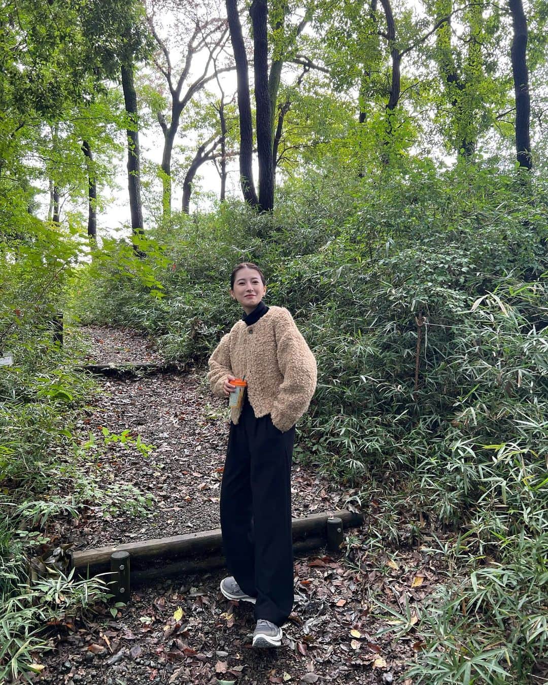 松本恵奈さんのインスタグラム写真 - (松本恵奈Instagram)「たかしとお散歩した時にこれから発売されるニットを着てたので撮ってもらいました♡まだ少し先なのでcoming soonにも上がってないのですが近くなったらまたお知らせしますね♡手編みならではのシルエットがとーっても可愛くて今季の好きニットBEST3に入るアイテムです♡プルオーバーに見えますが実はカーデなので羽織としてもお使い頂けます⚪️是非、お楽しみにっ♡ #clane #新作」10月11日 20時28分 - ena1123