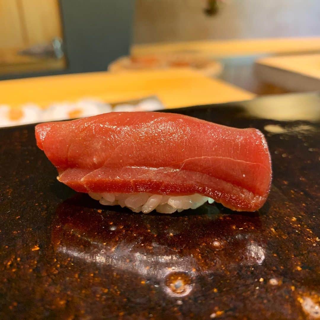 春原未来さんのインスタグラム写真 - (春原未来Instagram)「😋🧡 三心だから,ピース✌️じゃなくスリーピースにしてるのよ😝  A sushi restaurant with a Michelin 1 star in Osaka.  It was very delicious.  I was able to feel Mr. Ishibuchi's commitment everywhere.  He's cool because he's always trying to evolve.  #春原未来 #すのlog #鮨三心 #石渕佳隆 #大阪鮨 #osakasushi #大阪グルメ #谷町六丁目グルメ #michelin1star #予約困難店 #幸せランチ #おいなりさん #おうちで食べる #鮨シャン #robertmoncuit #仕事がんばる」10月11日 21時23分 - sunohara_miki