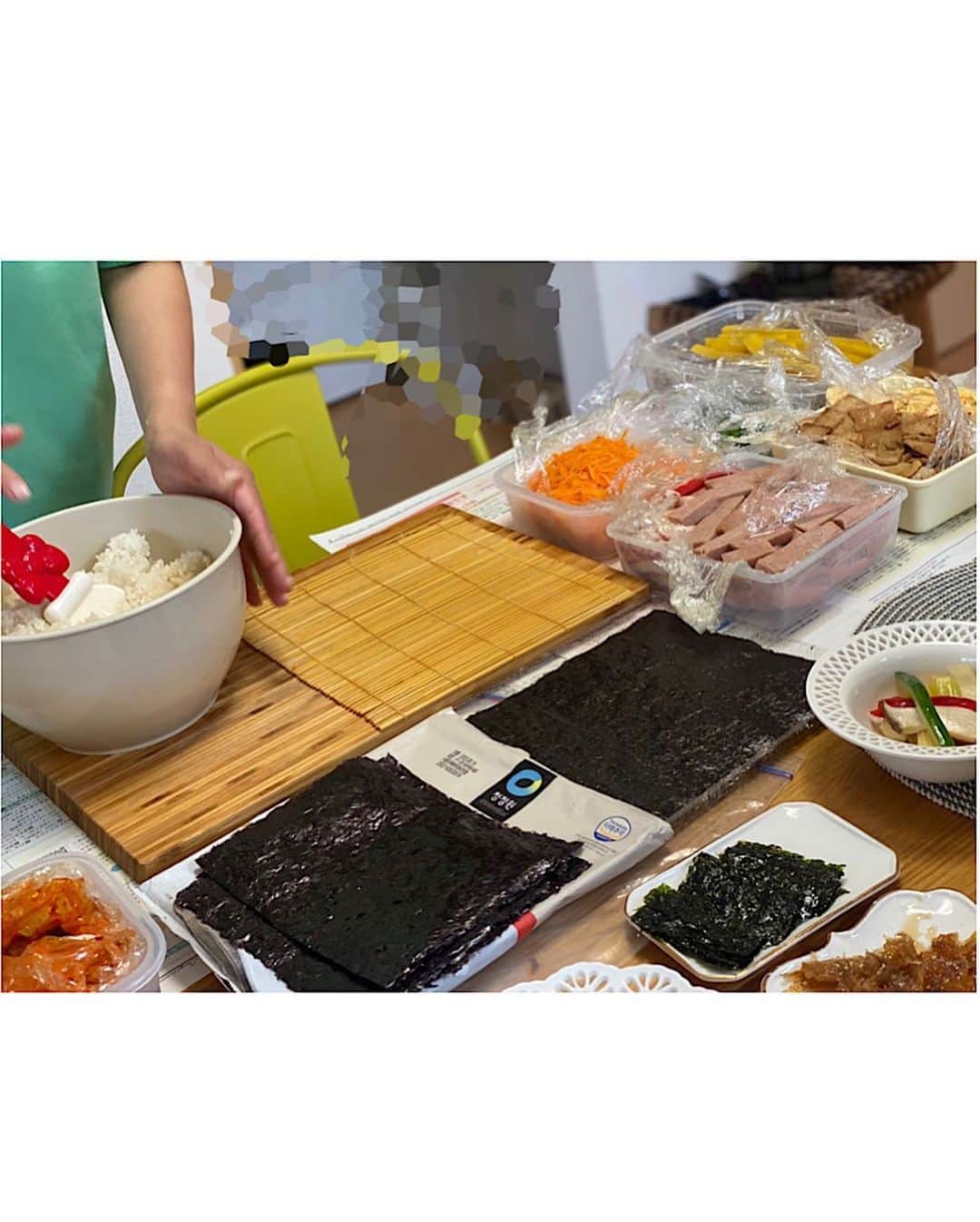 桝田沙也香さんのインスタグラム写真 - (桝田沙也香Instagram)「* 先日、いつもお世話になっている スタイリストさんのお家にお邪魔しました😁  韓国出身のスタイリストさん🇰🇷 ナムルを何種類も作って待っていてくれていて、 これまで食べたことない程の 具沢山のキンパを作ってくれました😢💓 美味しすぎて、レシピも教わり✍️ 巻くのも挑戦しましたが、 やはりスタイリストさんが作ってくれるキンパが 一番美味しい‼️😋  愛情ある手作りに勝るものはないですね。。。。  海鮮入り辛ラーメンも美味しかった〜、、🤤  良い香りで観葉植物たっぷりのお部屋🪴 テーブルコーディネート、 デザートの色合いまでもお洒落😳 ウチにも取り入れたいと思うことばかりでした😍🎨  最後の写真は、 山登りのコーディネートもお洒落すぎるスタイリストさん。です💁‍♀️  #韓国料理#大好き#キンパ#ナムル#辛ラーメン#スタイリストさん#お洒落」10月11日 22時00分 - sayaka0masuda
