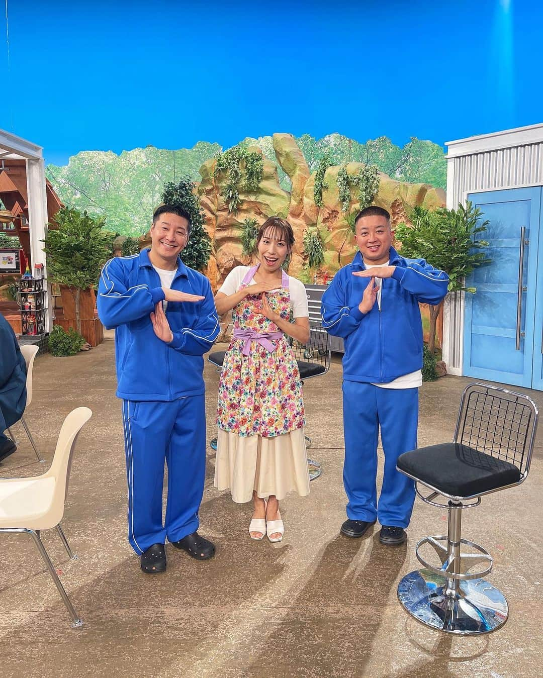 みきママさんのインスタグラム写真 - (みきママInstagram)「【来週の月曜日出ます〜！！】  チョコプラさんと料理対決もしました〜‼️6秒料理対決です🤩🤩🤩  生まれて初めてたけしさんと所さんにお会いしました😭😭😭  優しくて素敵すぎてカチンコチンです😱😱😱  是非10/17(月)、日テレ「世界まる見えテレビ特捜部」をご覧ください🙏🙏🙏  #みきママ　#世界まる見えテレビ特捜部 #料理対決　#チョコレートプラネット」10月11日 23時27分 - mikimama_official