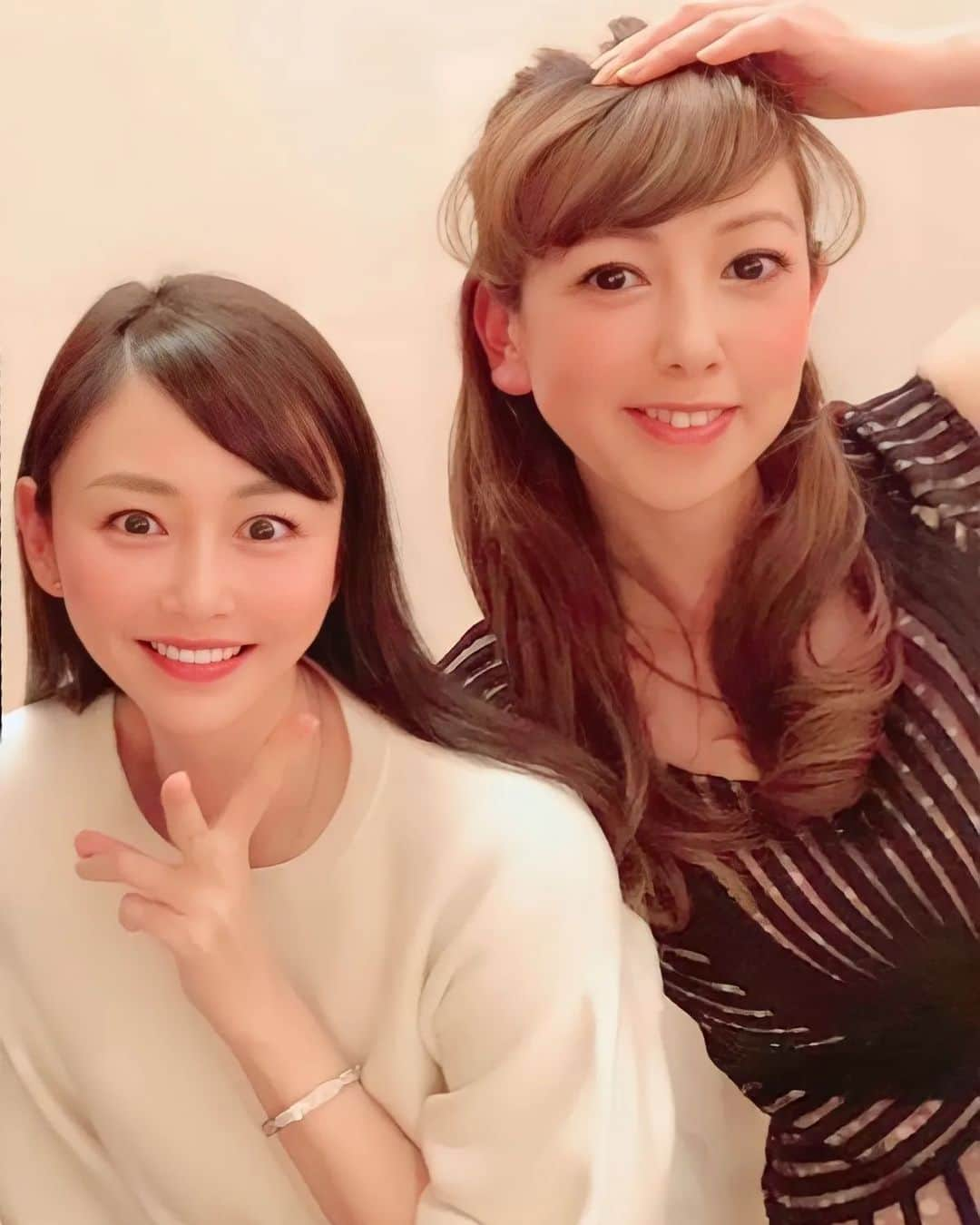 杉原杏璃さんのインスタグラム写真 - (杉原杏璃Instagram)「グッと  じっとしてないからか 必ず頭をおさえられてるw 1時間くらいは メイクされてる時はずっと頭固定w  ぷっくりたらこな唇憧れるよね💕　カプサイシン入りのグロス塗ってもらうとぷっくりするんですが。。。 すぐ食べちゃって撮影までになくなってて意味ないよねw  不味い味のグロス作ってください💋  10/16 （日）17:30〜 事務所の先輩の大原がおり姉さんと後輩ちゃんの菜乃花と会うのでYouTube LIVEをやります✋  詳細は改めて　　お時間ある方は当日私のYouTubeチャンネル覗きにきてね♡♡ 菜乃花も後日アップするって  #YouTubeLIVE #YouTube生配信 #大原がおり #菜乃花」10月12日 0時00分 - anri.sugihara.anri