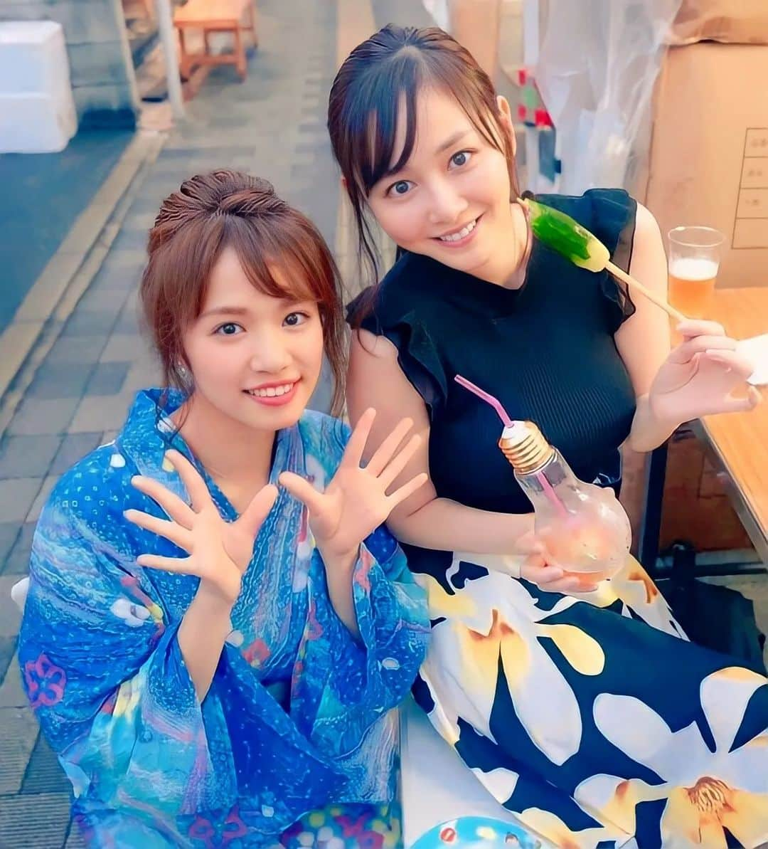 杉原杏璃さんのインスタグラム写真 - (杉原杏璃Instagram)「グッと  じっとしてないからか 必ず頭をおさえられてるw 1時間くらいは メイクされてる時はずっと頭固定w  ぷっくりたらこな唇憧れるよね💕　カプサイシン入りのグロス塗ってもらうとぷっくりするんですが。。。 すぐ食べちゃって撮影までになくなってて意味ないよねw  不味い味のグロス作ってください💋  10/16 （日）17:30〜 事務所の先輩の大原がおり姉さんと後輩ちゃんの菜乃花と会うのでYouTube LIVEをやります✋  詳細は改めて　　お時間ある方は当日私のYouTubeチャンネル覗きにきてね♡♡ 菜乃花も後日アップするって  #YouTubeLIVE #YouTube生配信 #大原がおり #菜乃花」10月12日 0時00分 - anri.sugihara.anri