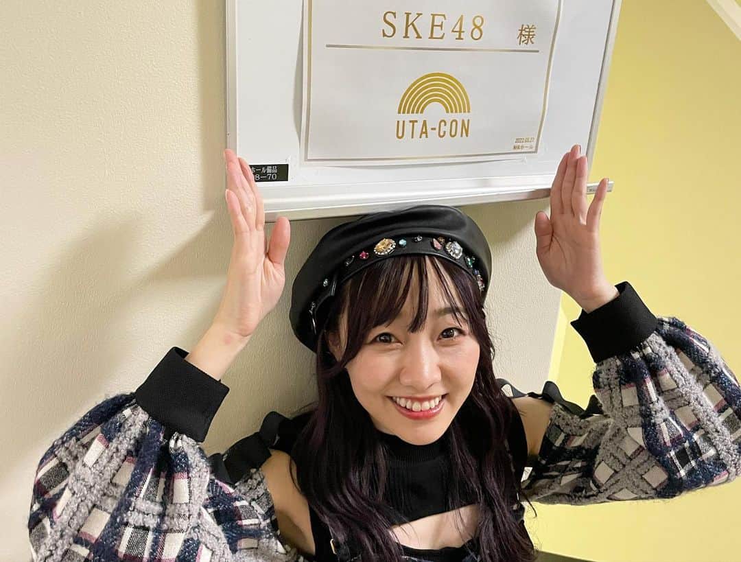 須田亜香里さんのインスタグラム写真 - (須田亜香里Instagram)「写真、最後まで観てね(笑)  SKE48で初めてうたコンに出られたこと 待っていてくださった方がいたこと 今日出逢ってくださった方もいること 全ての愛に感謝しかありません。 本当にありがとうございました。  出番が終わって涙が出てきた自分に、これで何か一つ、またやりきったのだな。と実感しました。 同じNHKホールで紅白歌合戦にSKE48で初出場したときのことを思い出したよ。  AKB48グループとしてはたくさんの歌番組に出てきた自分としては、SKE48で全国放送の地上波の歌番組になかなか出られないことは、悔しいことも多かったけれど、確実に紡げているものもきっとあること。 ここまで連れてきてくださった一人一人の方と色んな想いを共にできた13年間を素直に幸せに思います。  郷ひろみさんとの共演、トークでの谷原さんや長山洋子さんからのお言葉、客席からのエール、全てが嬉しかったです。 ありがとうございました！ 見逃し配信でもぜひー！  #ske48 #絶対インスピレーション #nhkホール #うたコン」10月12日 0時12分 - akarisuda