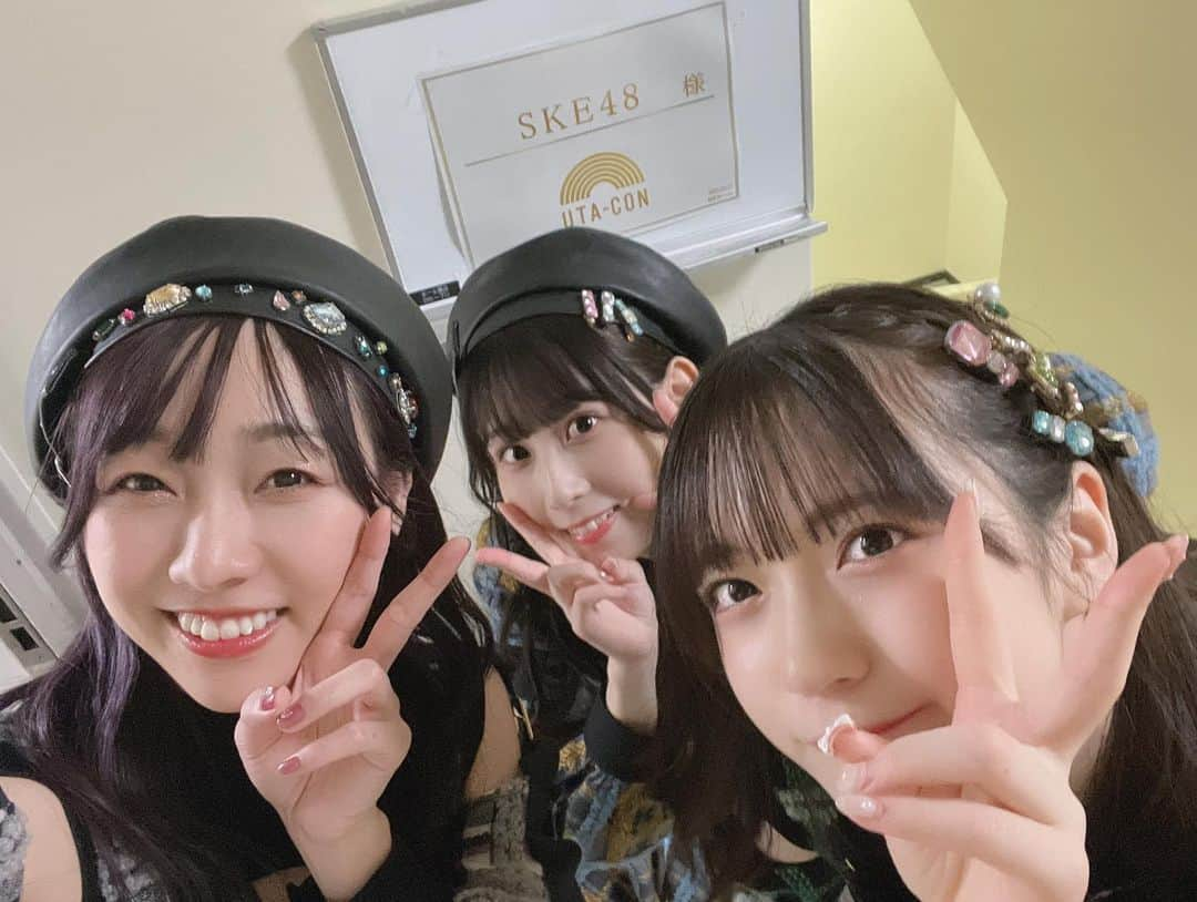 須田亜香里さんのインスタグラム写真 - (須田亜香里Instagram)「写真、最後まで観てね(笑)  SKE48で初めてうたコンに出られたこと 待っていてくださった方がいたこと 今日出逢ってくださった方もいること 全ての愛に感謝しかありません。 本当にありがとうございました。  出番が終わって涙が出てきた自分に、これで何か一つ、またやりきったのだな。と実感しました。 同じNHKホールで紅白歌合戦にSKE48で初出場したときのことを思い出したよ。  AKB48グループとしてはたくさんの歌番組に出てきた自分としては、SKE48で全国放送の地上波の歌番組になかなか出られないことは、悔しいことも多かったけれど、確実に紡げているものもきっとあること。 ここまで連れてきてくださった一人一人の方と色んな想いを共にできた13年間を素直に幸せに思います。  郷ひろみさんとの共演、トークでの谷原さんや長山洋子さんからのお言葉、客席からのエール、全てが嬉しかったです。 ありがとうございました！ 見逃し配信でもぜひー！  #ske48 #絶対インスピレーション #nhkホール #うたコン」10月12日 0時12分 - akarisuda