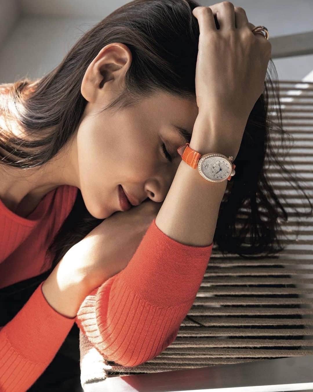 滝沢眞規子さんのインスタグラム写真 - (滝沢眞規子Instagram)「美しさと精巧性を両立させたブレゲの時計✨ 上品なオーバル型はどんなファッションにも華やぎをくれます✨ NaVY11月号では世界の王妃も魅了したレディな機械時計を紹介してます❤️ @montresbreguet #MontresBreguet #ReinedeNaples #QueenofNaples」10月12日 7時37分 - makikotakizawa