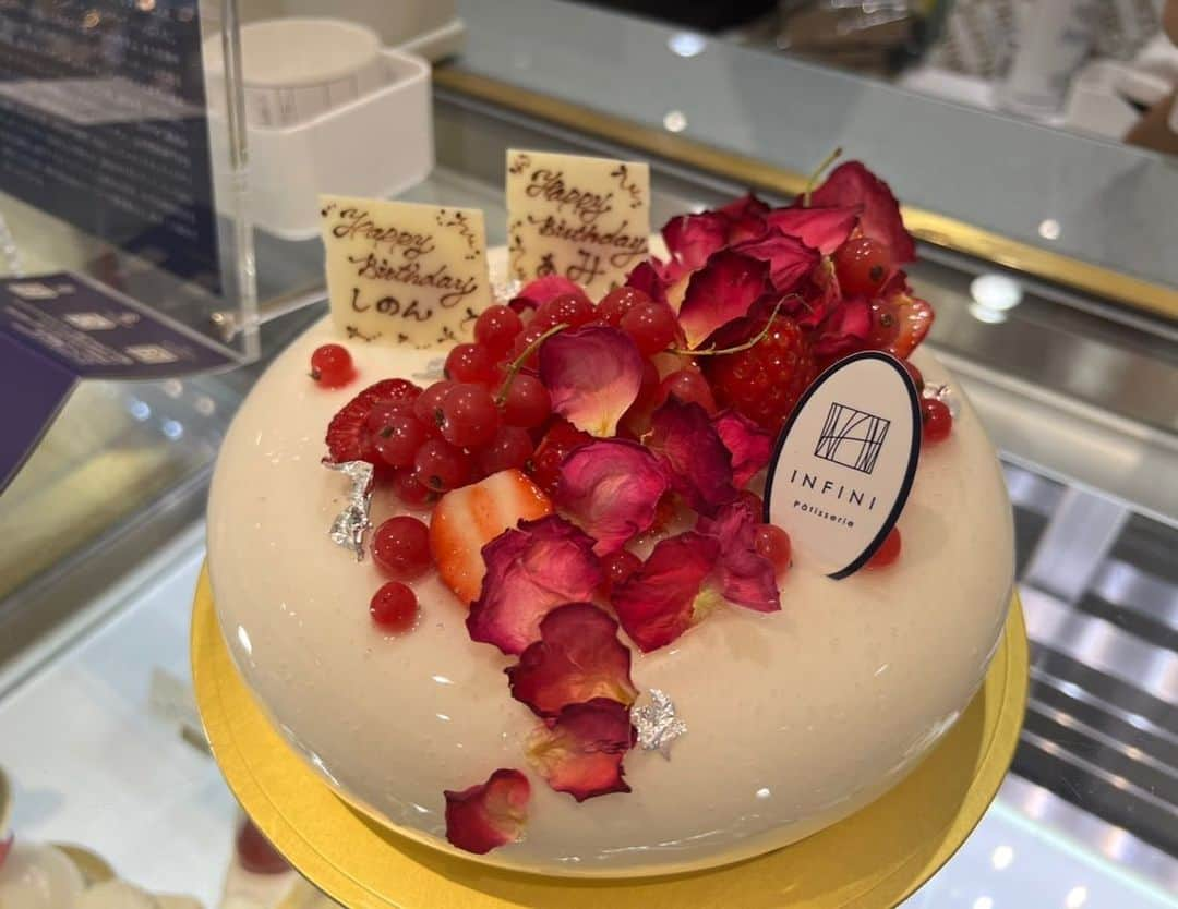 時東ぁみさんのインスタグラム写真 - (時東ぁみInstagram)「豪華なケーキでお祝いしていただきました🎂 ・ みんな忙しい中、少しでも会いたい人たち♡ 笑いすぎて辛いレベルw 毎年お祝いありがとうございます♡ ・ ベトナム女子会ということで初心を思い出すためにベトナム料理🇻🇳w ・ #時東ぁみ #ご飯 #dinner #ベトナム料理 #女子会 #仲良し #ベトナム女子会 #ベトナム #🇻🇳 #誕生日 #birthday #お祝い #ケーキ #cake #birthdaycake #infini #パルファン #🎂 #豪華 #美味しい #笑いすぎて辛い #毎年お祝い #ありがとうございます」10月12日 8時44分 - amitokito