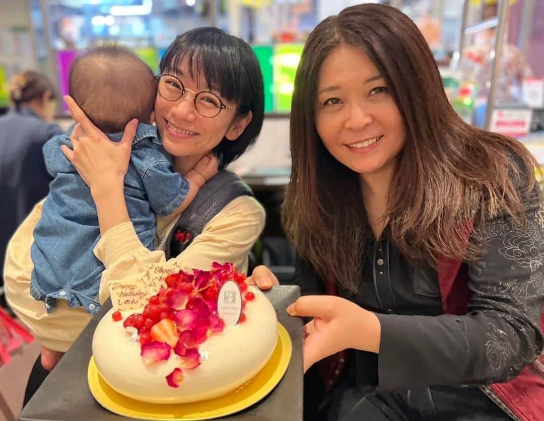 時東ぁみさんのインスタグラム写真 - (時東ぁみInstagram)「豪華なケーキでお祝いしていただきました🎂 ・ みんな忙しい中、少しでも会いたい人たち♡ 笑いすぎて辛いレベルw 毎年お祝いありがとうございます♡ ・ ベトナム女子会ということで初心を思い出すためにベトナム料理🇻🇳w ・ #時東ぁみ #ご飯 #dinner #ベトナム料理 #女子会 #仲良し #ベトナム女子会 #ベトナム #🇻🇳 #誕生日 #birthday #お祝い #ケーキ #cake #birthdaycake #infini #パルファン #🎂 #豪華 #美味しい #笑いすぎて辛い #毎年お祝い #ありがとうございます」10月12日 8時44分 - amitokito