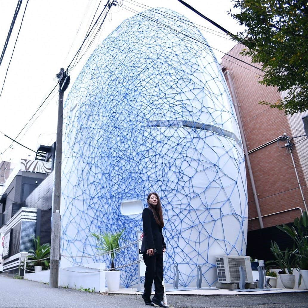 あいみさんのインスタグラム写真 - (あいみInstagram)「kinokoさん @kinoko_shibari の作品を見る為に渋谷に行ってきました！！  個性的な建物に施された縄は壮観 美しい縄目はいつまでも見ていられる  縛りを解くまでが儚い芸術  期間限定なので、ご覧になりたい方はお早めに  Natural Ellipse 東京都渋谷区円山町７−１  #naturalellipse #shibari #shibariart #shibariinstallation」10月12日 9時08分 - aimi_feti